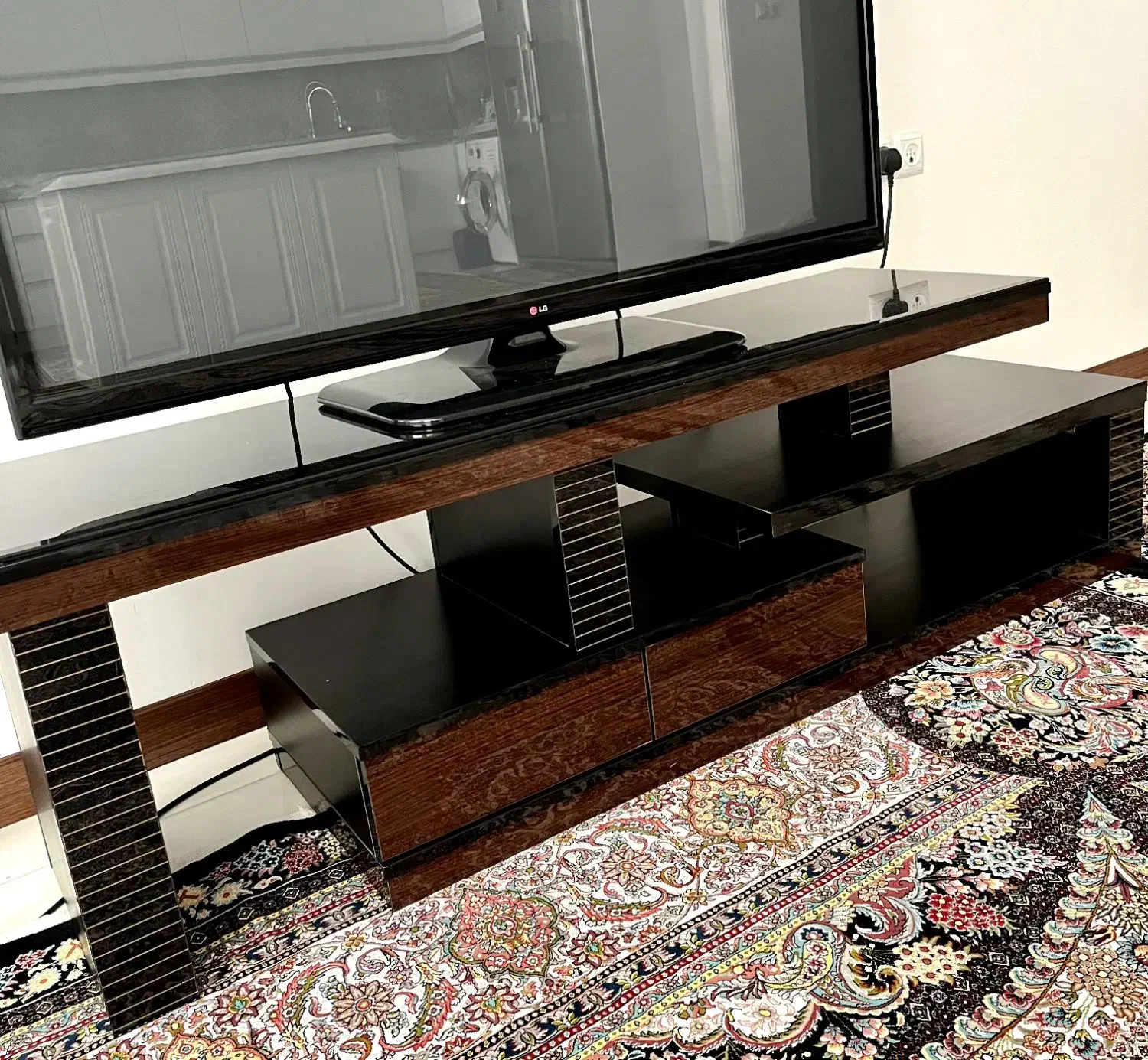 میز تلویزیون مدرن با شیشه مشکلی|میز تلویزیون|قم, زنبیل آباد|دیوار