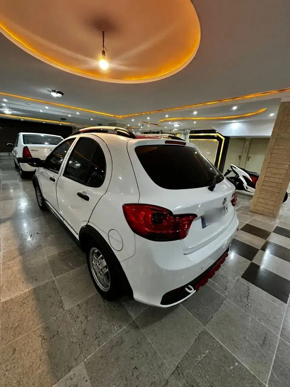 کوئیک R سفید قرمز 1400|خودرو سواری و وانت|تهران, درختی|دیوار