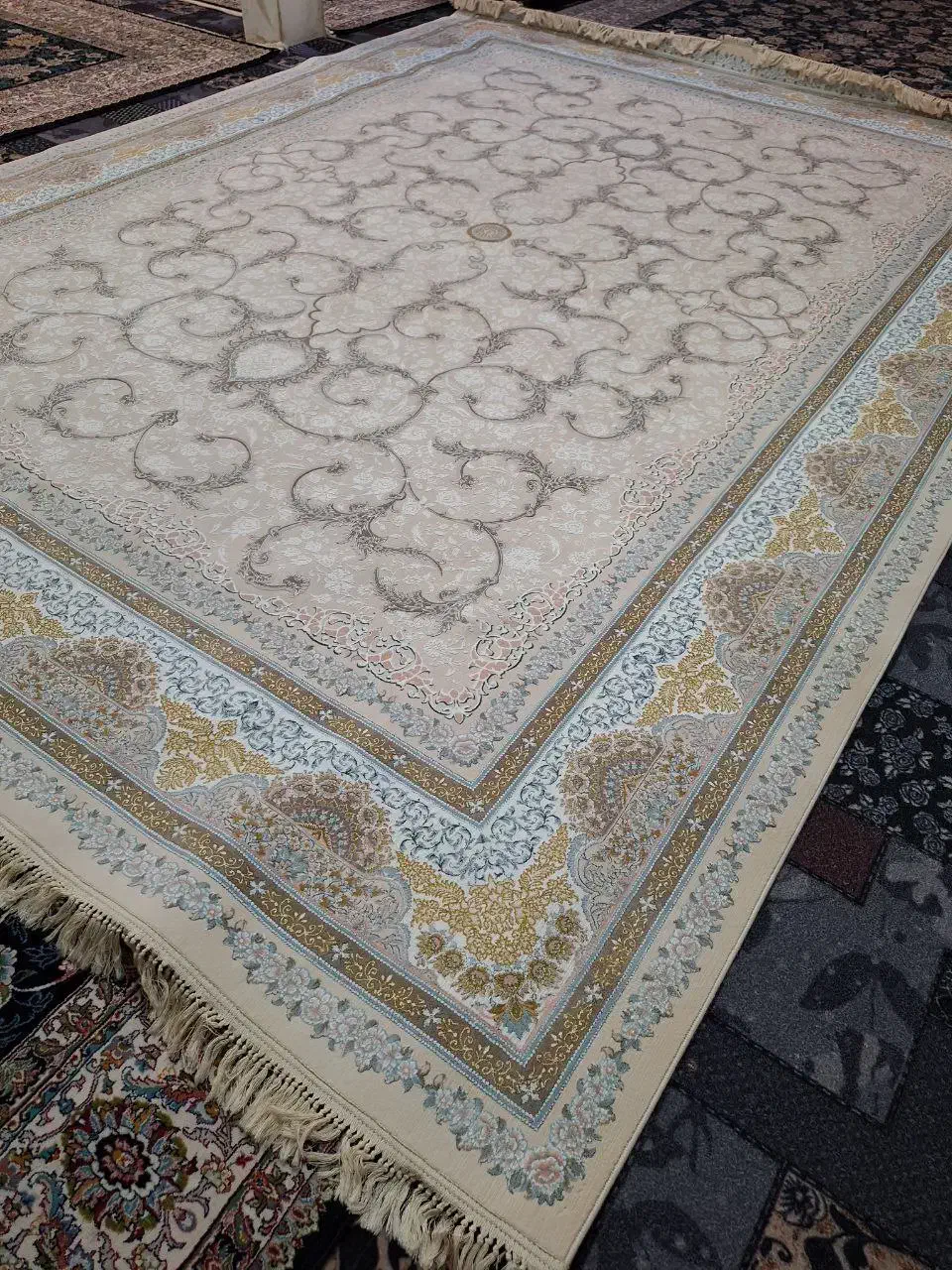 فرش ۱۲ متری ۱۲۰۰ شانه تراکم ۳۶۰۰ برجسته طلا کوب|فرش|خاوران, |دیوار