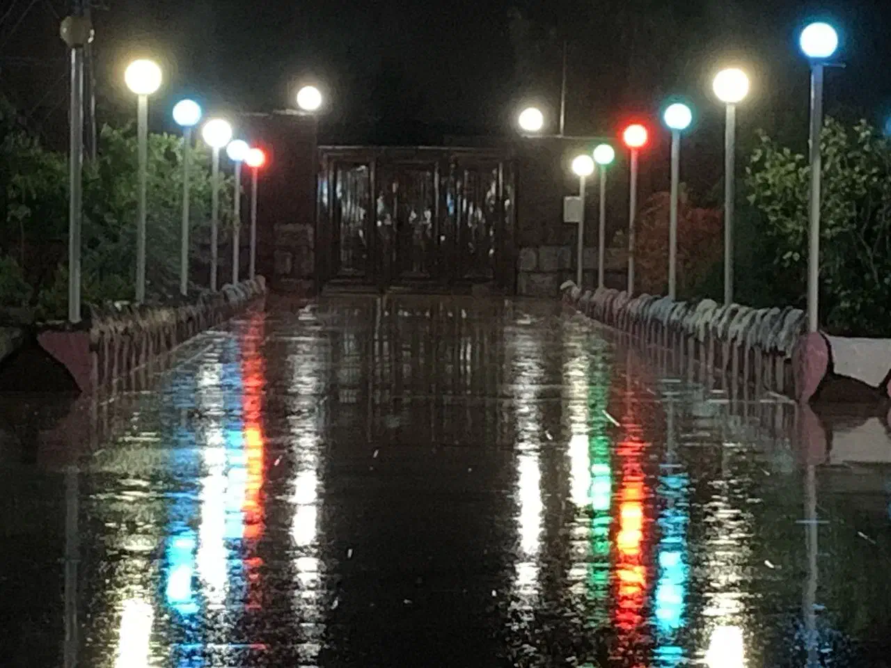 اجاره باغ ویلا|اجارهٔ کوتاه‌مدت ویلا و باغ|شیراز, بید زرد|دیوار