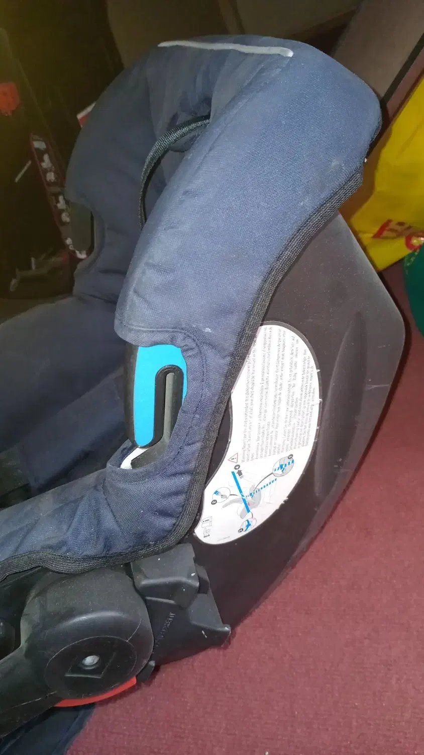صندلی ماشین کودک دارای سایبان وکیسه هوا کاملا سالم|اسباب و اثاث بچه|کرج, شهرک اوج|دیوار