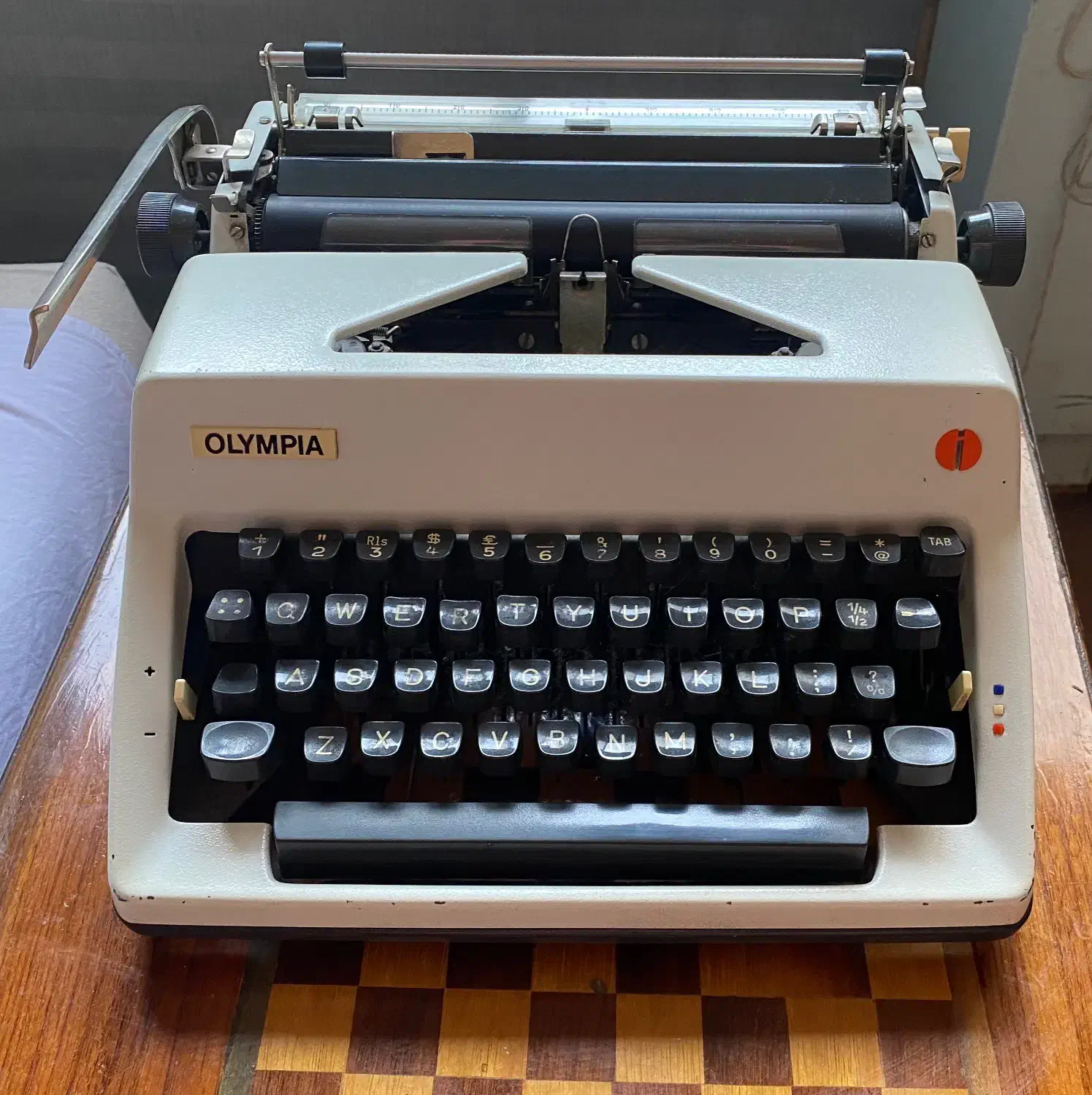 ماشین تحریر(تایپ) انگلیسی Olympia آلمان بکر و تمیز|کلکسیون اشیاء عتیقه|تهران, اکباتان|دیوار