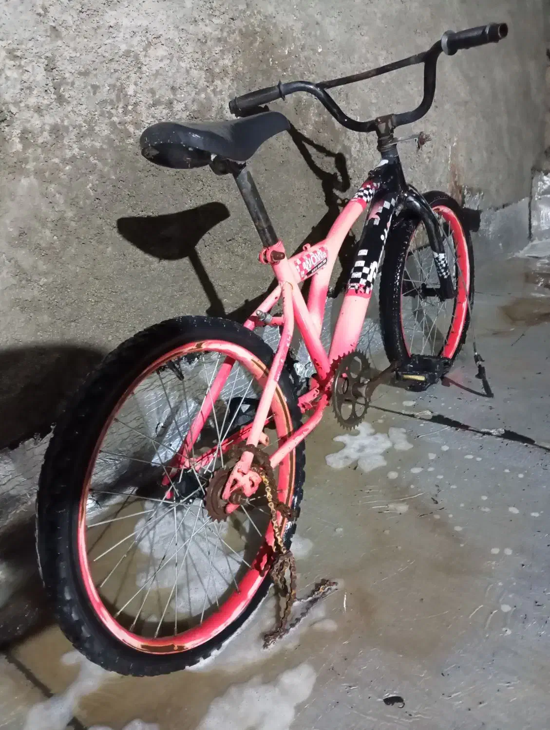 دوچرخه|دوچرخه، اسکیت، اسکوتر|قدس, شهر‌قدس|دیوار