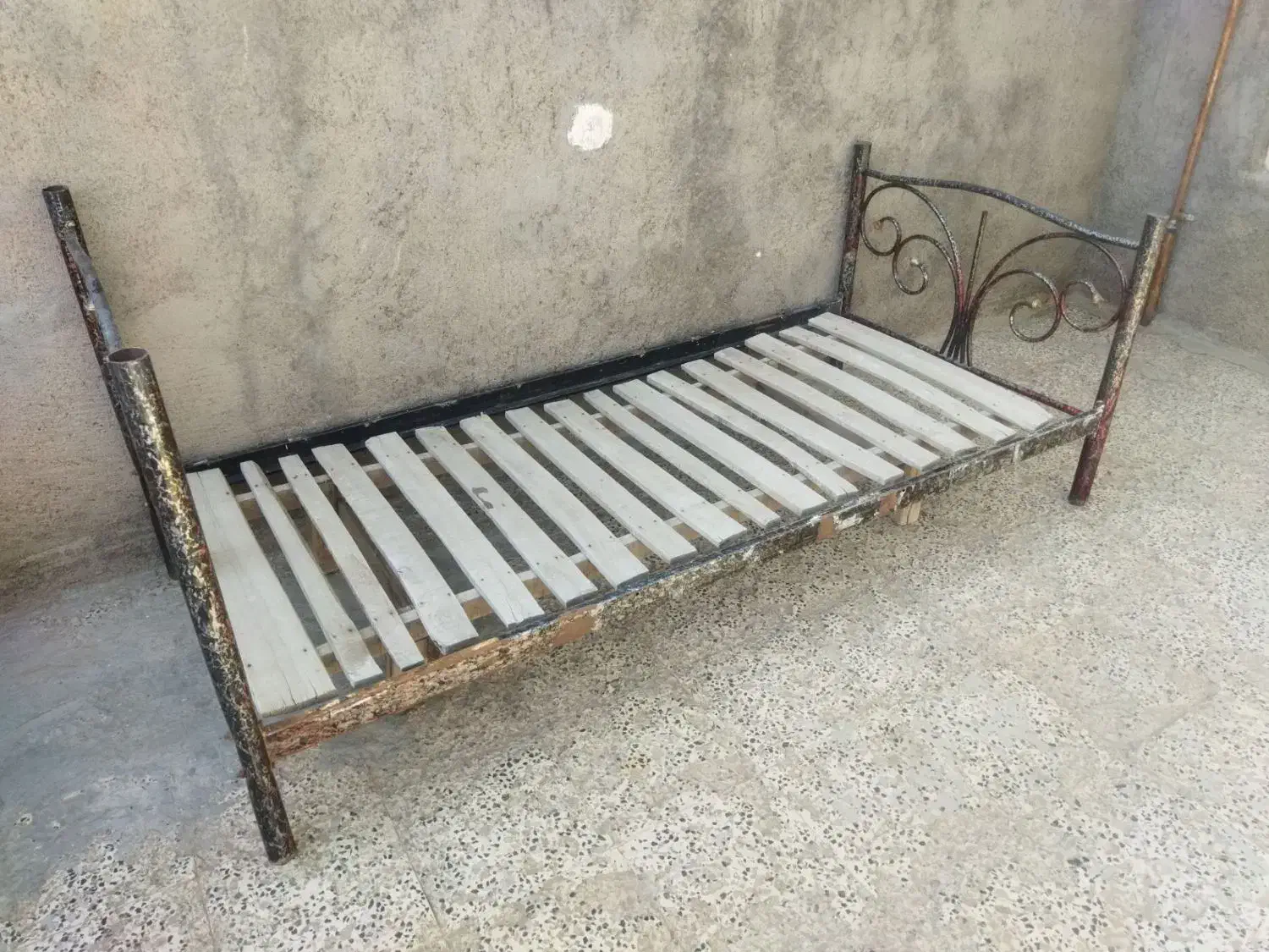 تخت فلزی|مبلمان خانگی و میز عسلی|تربت جام, بوستان وحدت|دیوار