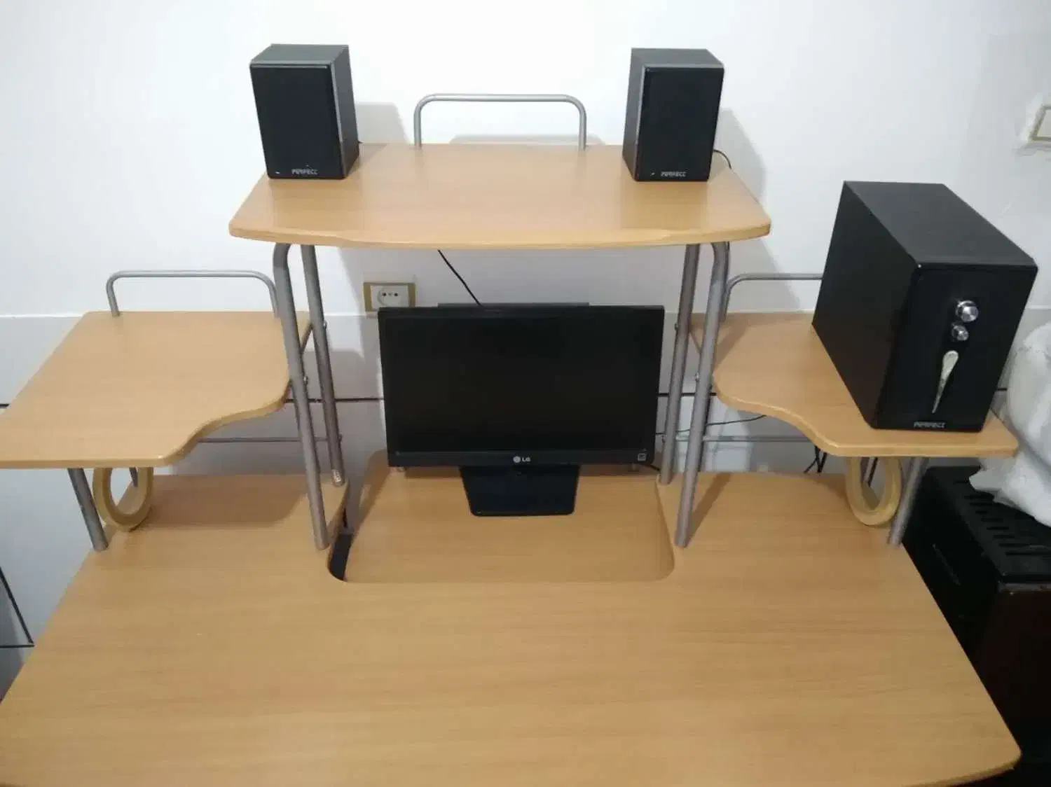 میز کامپیوتر تمیز و سالم در حد نو|میز تحریر و کامپیوتر|شهرضا, |دیوار