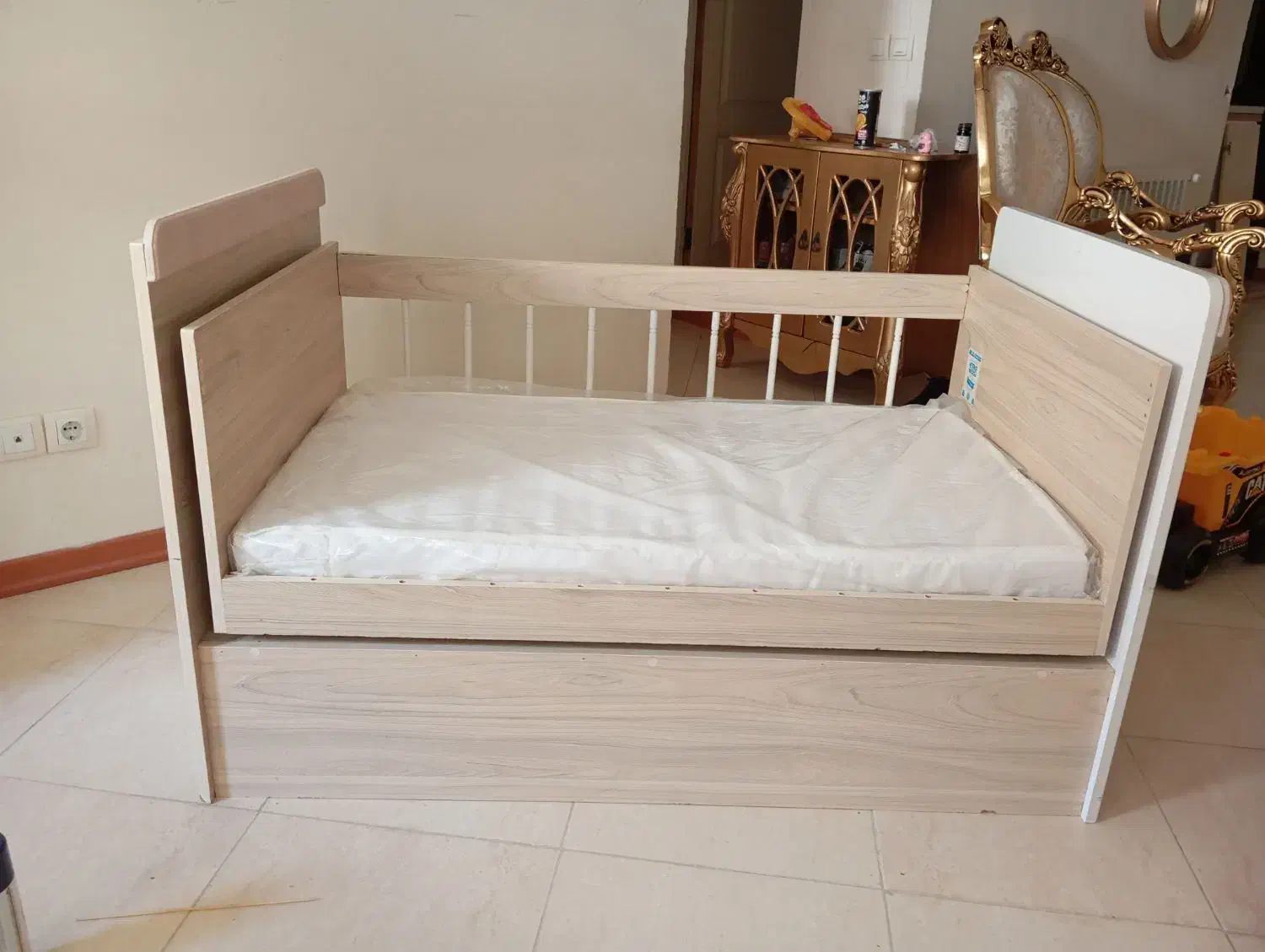 تخت وتشک|تخت و صندلی بچه|گلبهار, شهر جدید گلبهار|دیوار