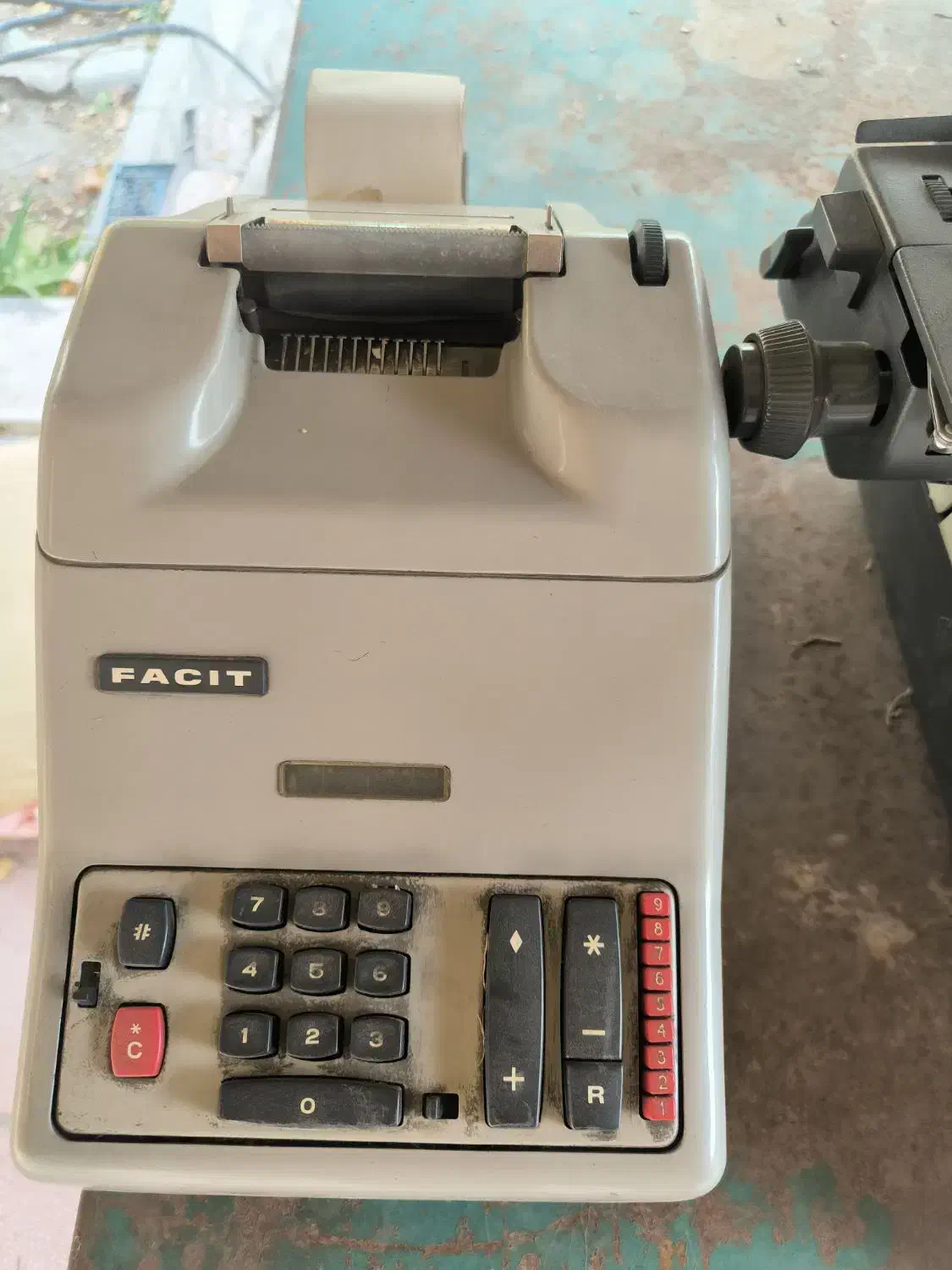 ماشین تایپ المپیا و IBM و ماشین حساب FACIT|کلکسیون اشیاء عتیقه|فردیس, انبار نفت|دیوار