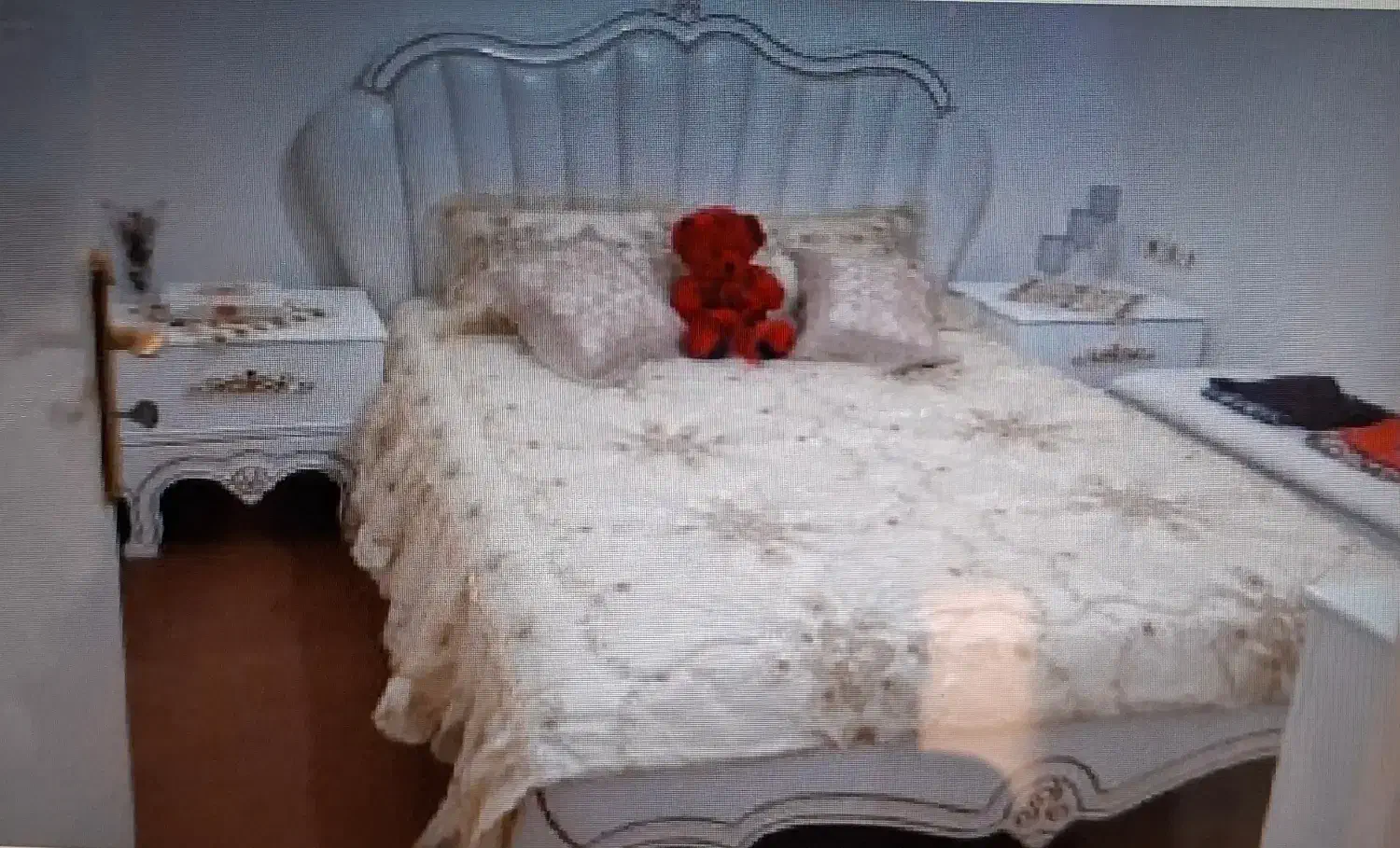 سرویس خواب|تخت و سرویس خواب|میانه, |دیوار