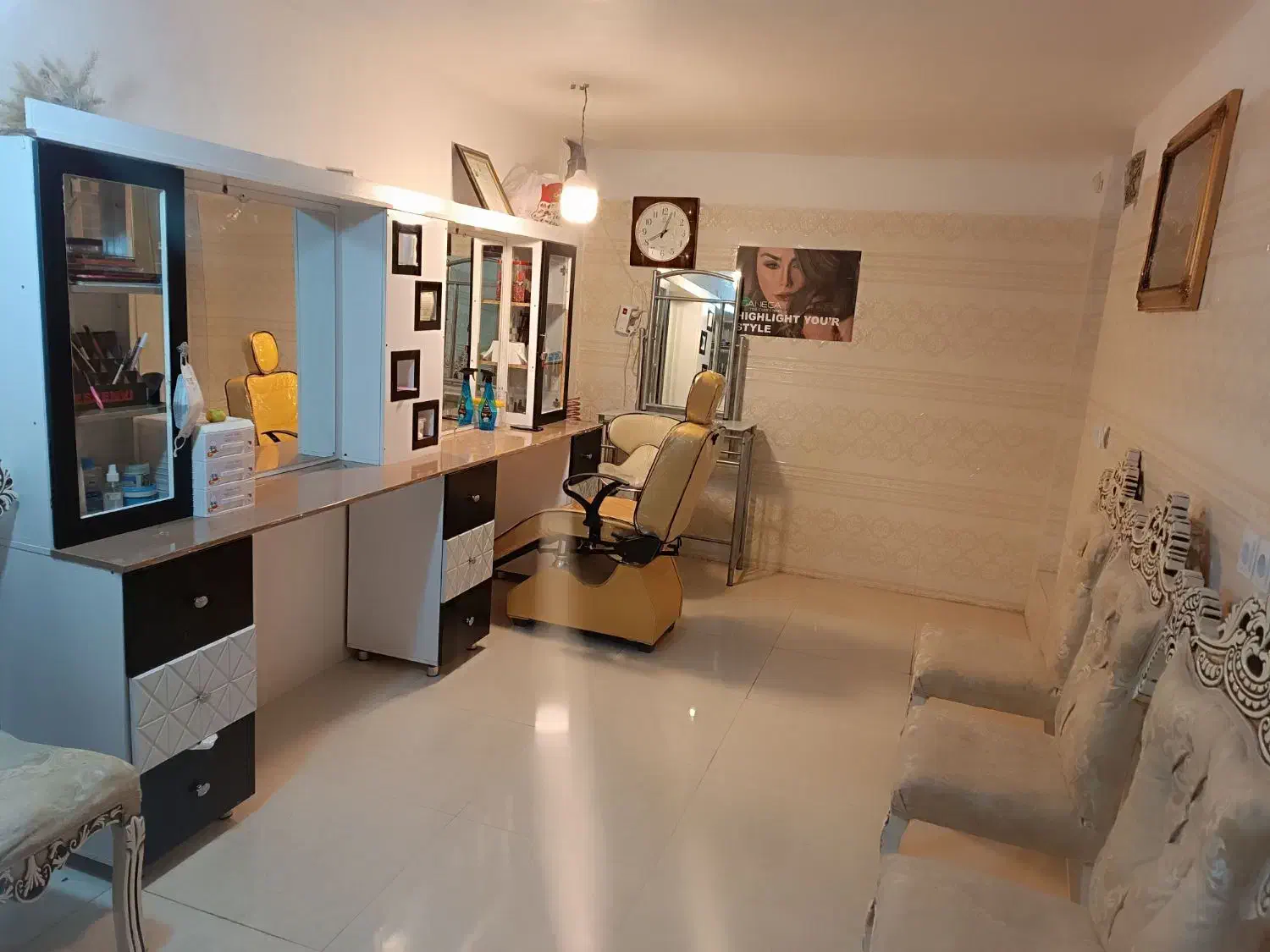 ویترین آرایشگاه ،صندلی اصلاح و اینه و کنسول|آرایشگاه و سالن‌های زیبایی|صحنه, |دیوار