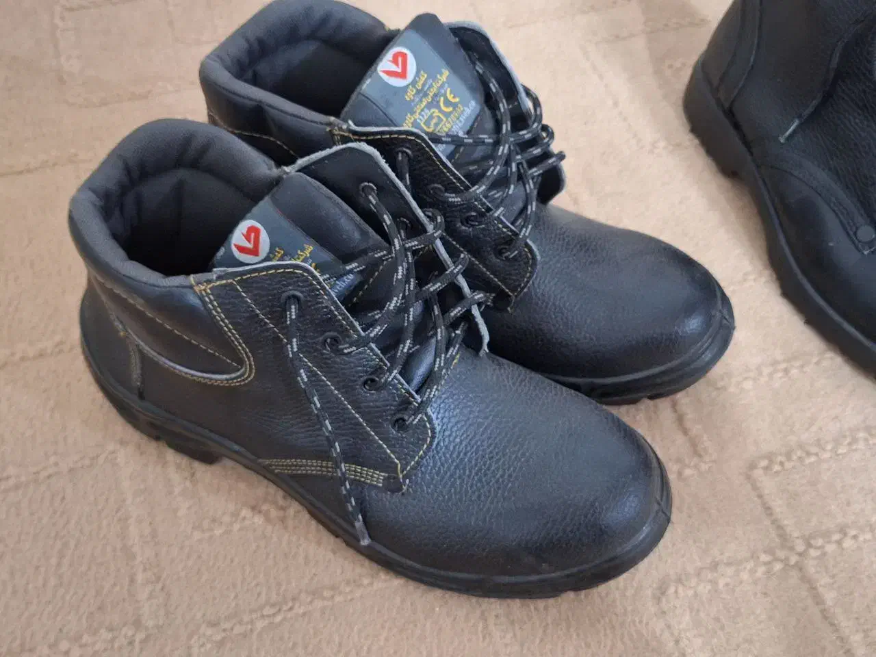 یک جفت کفش|کیف، کفش، کمربند|گناباد, |دیوار