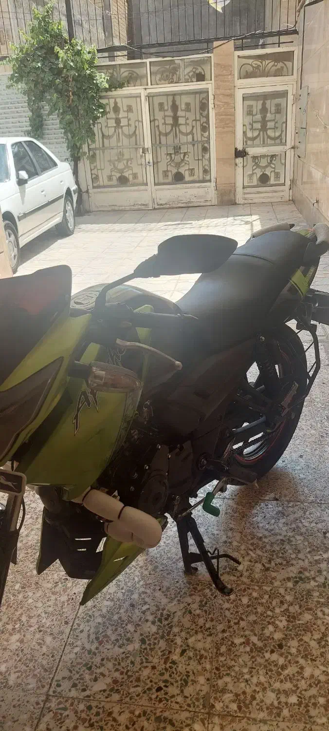 آپاچی|موتورسیکلت|رباط‌کریم, رباط‌کریم|دیوار