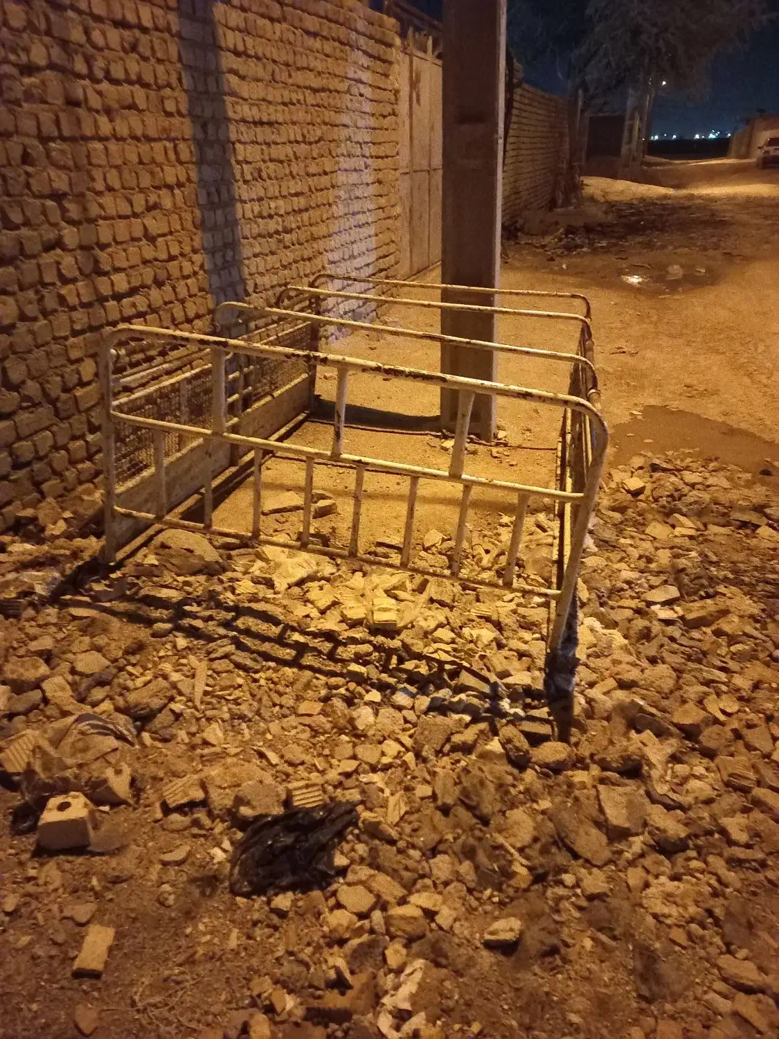 اتاق عقب مزدا|ابزارآلات|مرودشت, ده بید|دیوار