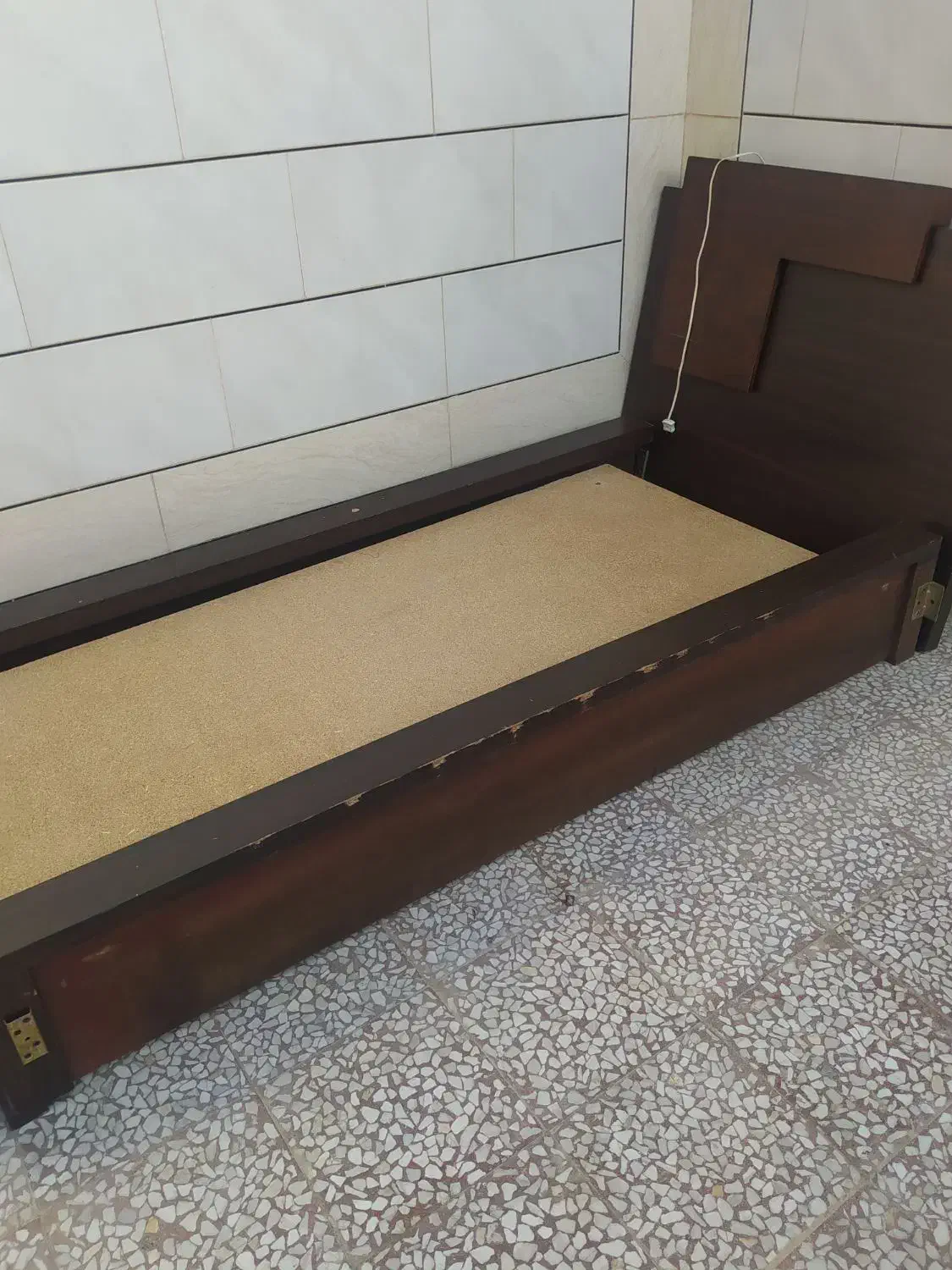 تخت یکنفره سالم با چراغ خواب وکفی|تخت و سرویس خواب|خمینیشهر, |دیوار