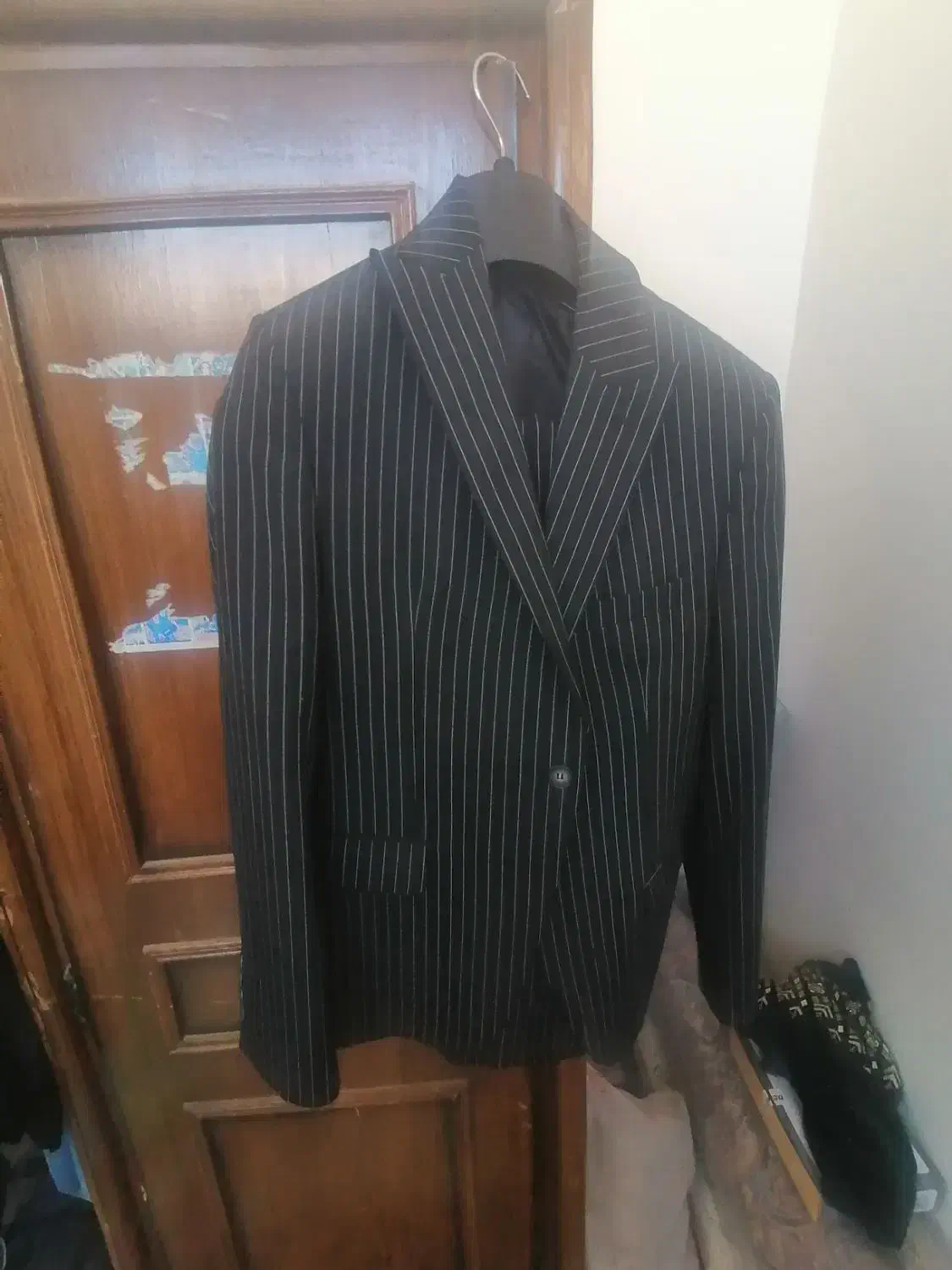 کت شلوار مشکی|لباس|اصفهان, باغ دریاچه|دیوار