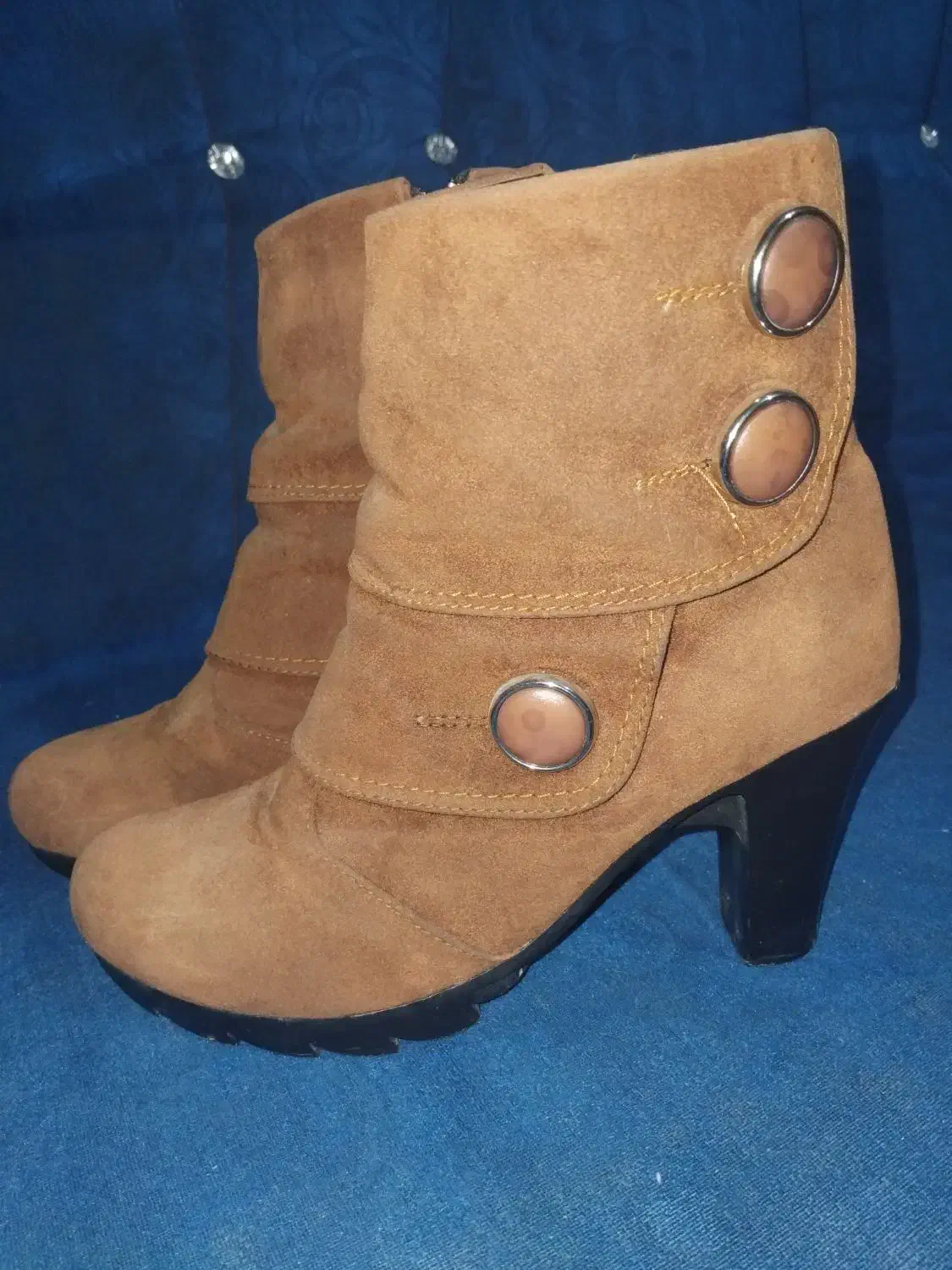 کفش|کیف، کفش، کمربند|تربت جام, میان جام|دیوار