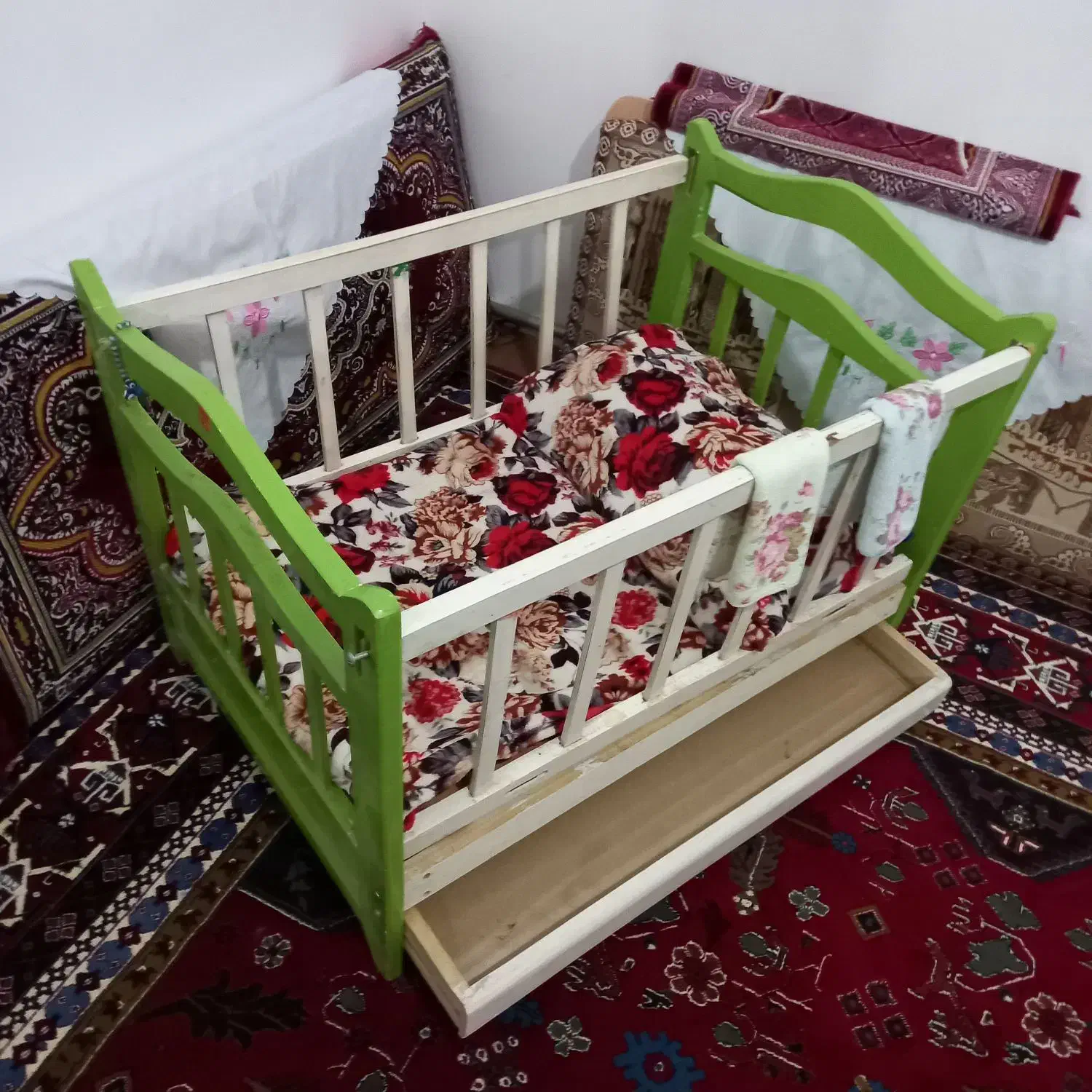 گهواره چوبی|تخت و صندلی بچه|سلماس, |دیوار