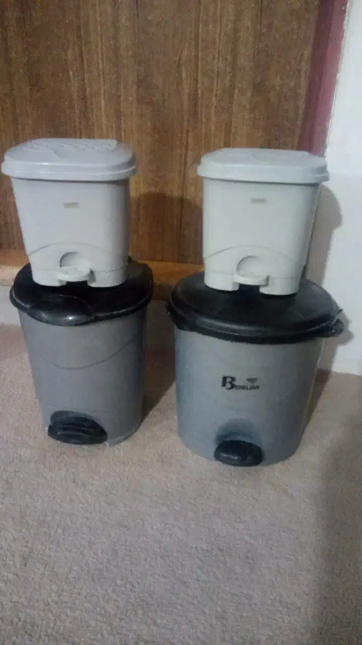 سطل زباله و سطل بزرگ چهار پایه پادری|ظروف نگهدارنده، پلاستیکی، یک‌بارمصرف|بومهن, |دیوار