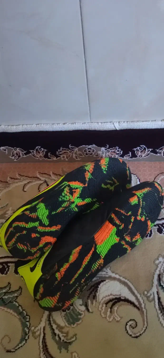 دو عدد کفش ورزشی برای فوتسال نو|کیف، کفش، کمربند|میانه, |دیوار