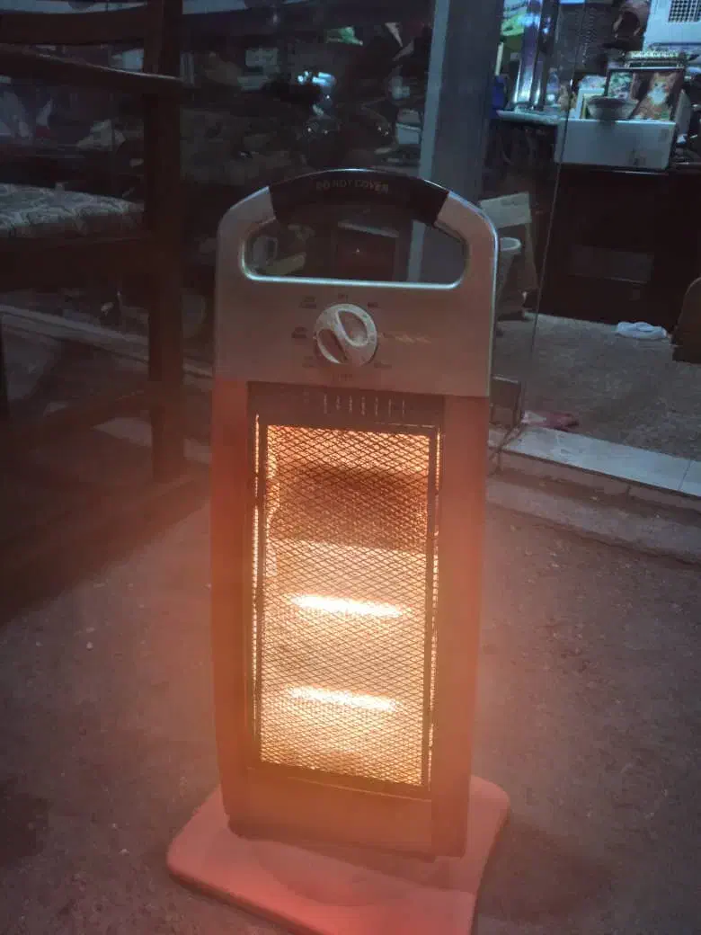 یک عدد بخاری برقی ایستاده . چراغ نفتی .بخاری نفتی|بخاری، هیتر، شومینه|رشت, عینک|دیوار