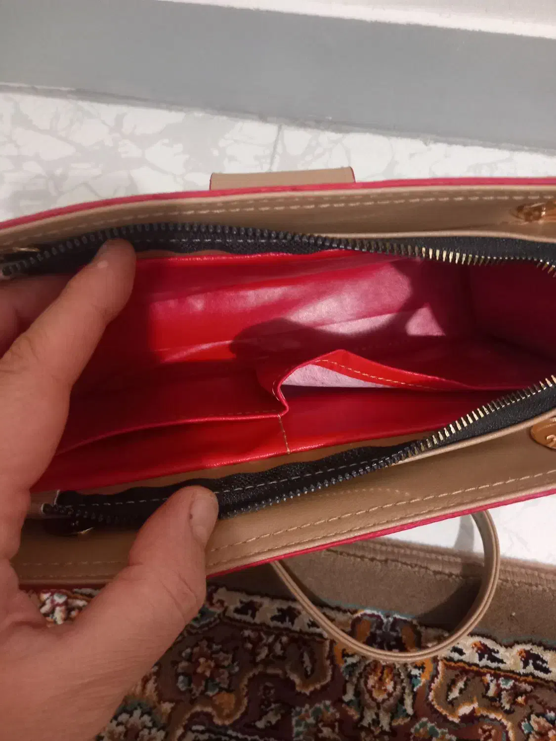 یک عدد کیف ترک.|کیف، کفش، کمربند|اندیشه, اندیشه فاز ۳|دیوار