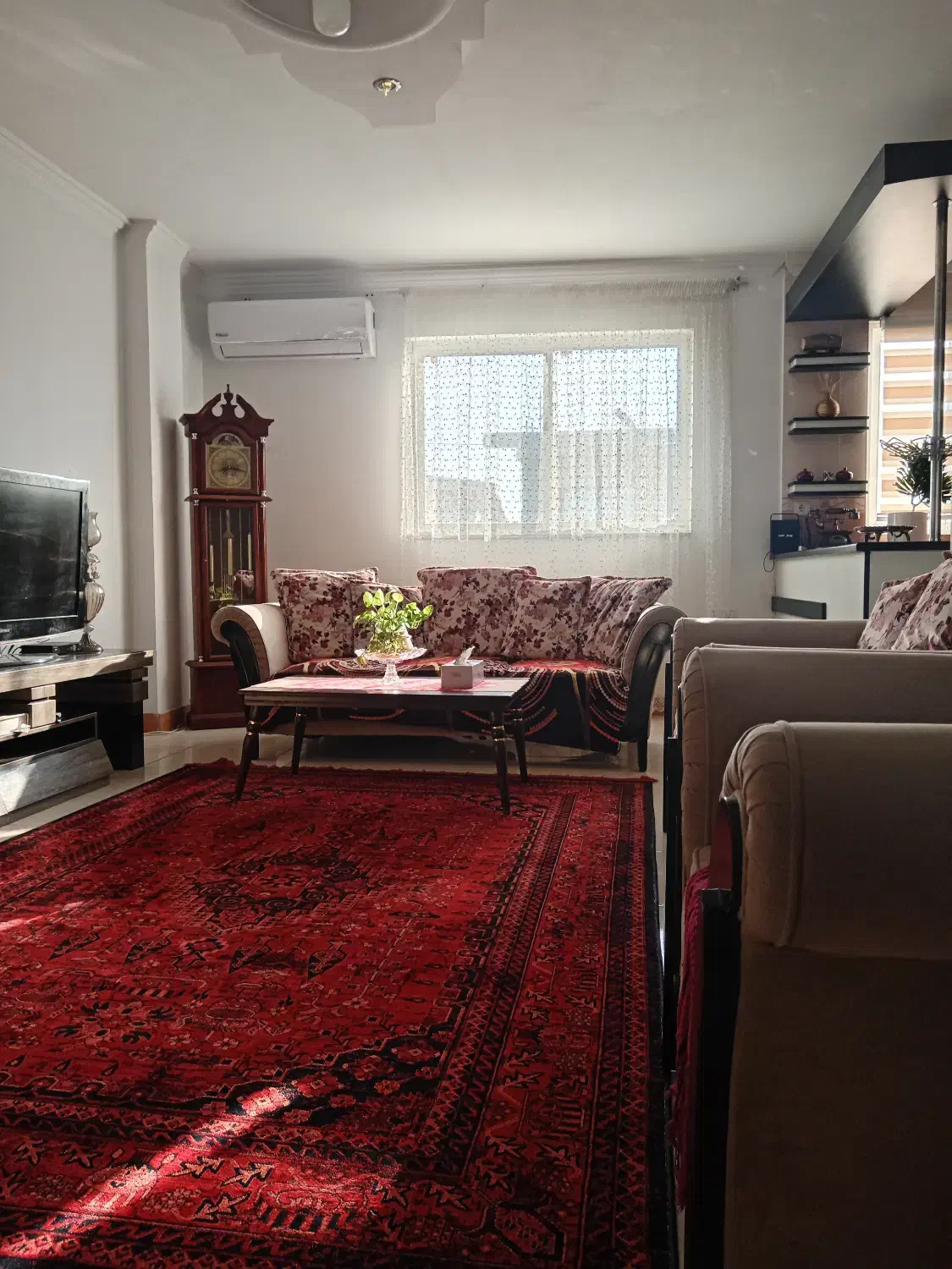 مبل 7 نفره کرم رنگ با کوسن های گل دار|مبلمان خانگی و میز عسلی|قائم‌شهر, |دیوار