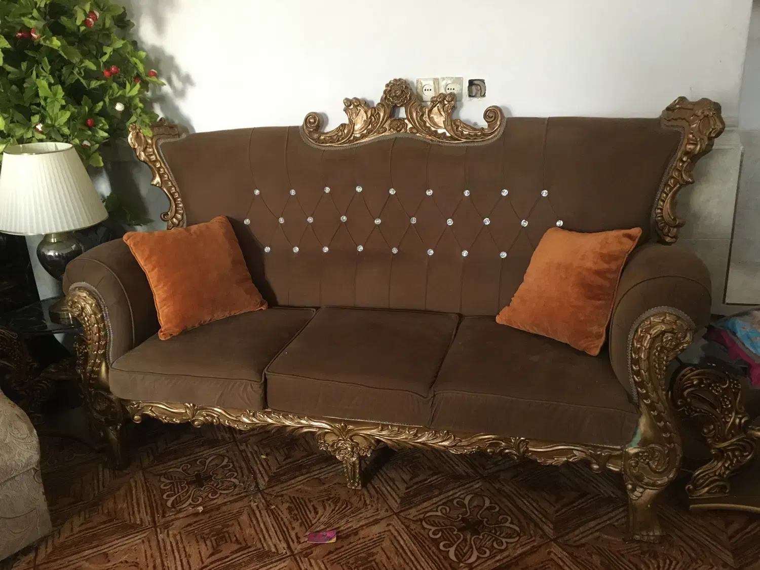 دو دست مبل هفت نفره کاملا سالم قیمت ۱۵ میلیون|مبلمان خانگی و میز عسلی|بندر گناوه, |دیوار