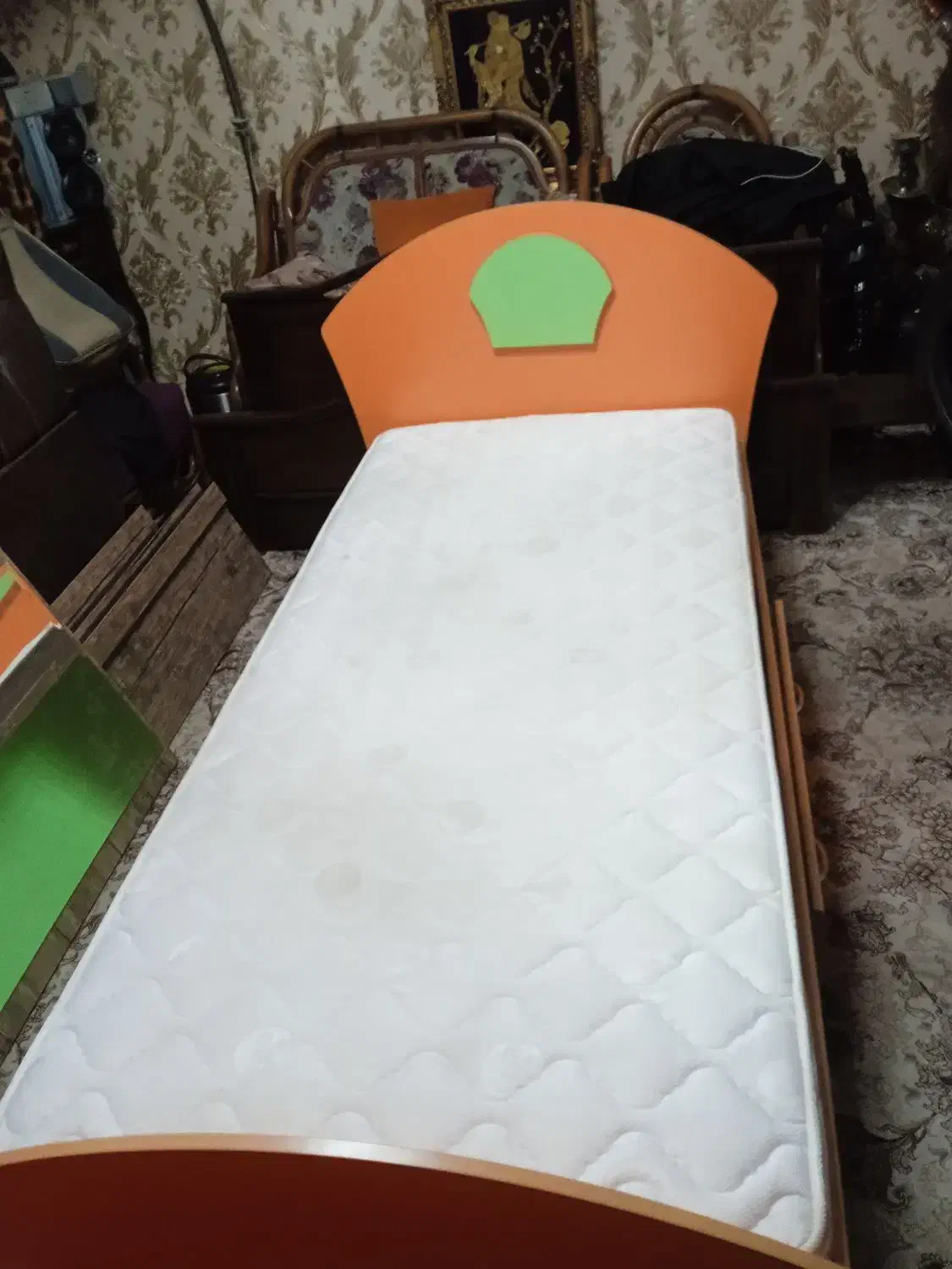 چند عدد تخت و میز کار|تخت و سرویس خواب|پرند, فاز ۶|دیوار