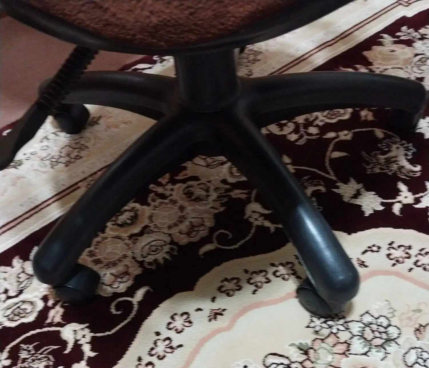 صندلی چرخ دار اداری وکامپیوتر|صندلی و نیمکت|رشت, رشتیان|دیوار