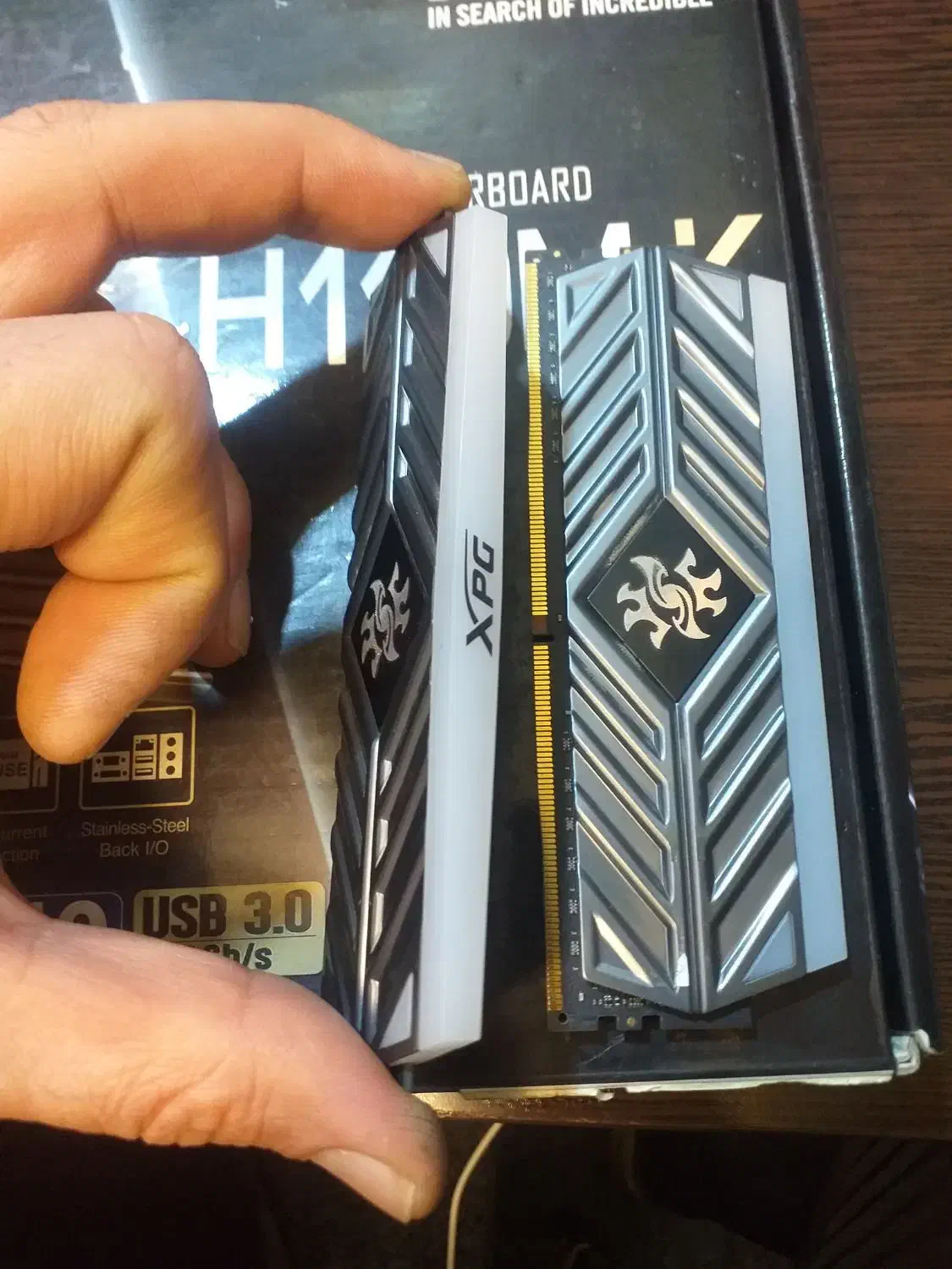 رم ۱۶ گیگ ddr4 آر جی بی دار درحد نو|قطعات و لوازم جانبی رایانه|تهران, شهرک پاسداران|دیوار