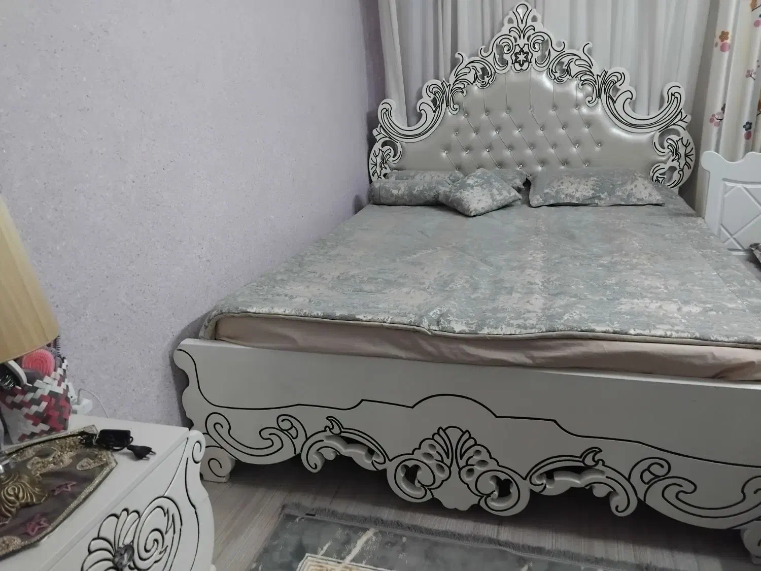 تخت دونفره ومیز آرایش باآینه و پاتختی|تخت و سرویس خواب|چابهار, |دیوار