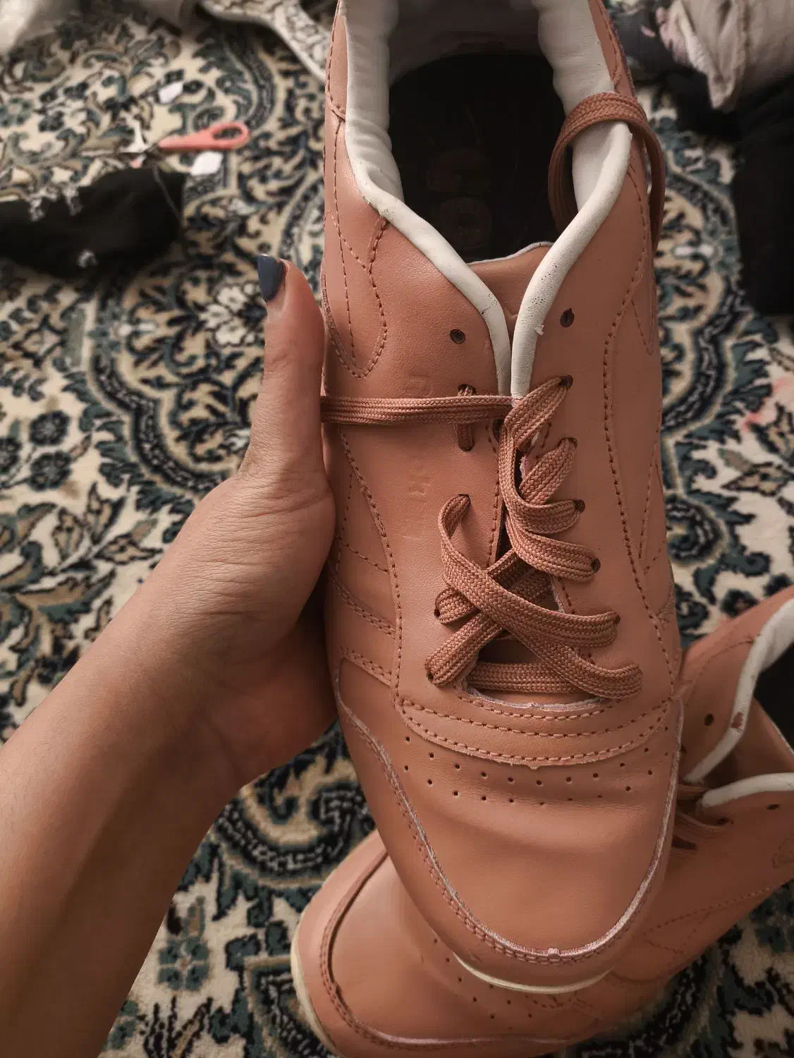 کفش|کیف، کفش، کمربند|شیراز, سرو|دیوار