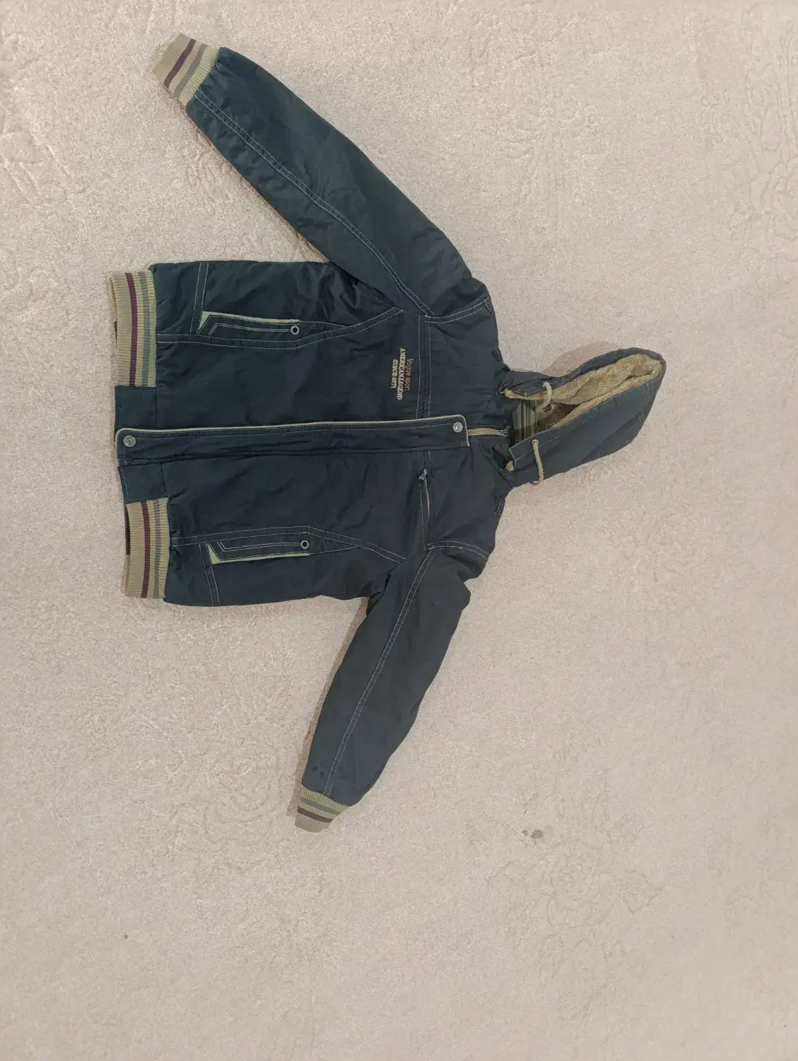 کاپشن|لباس|ازنا, |دیوار