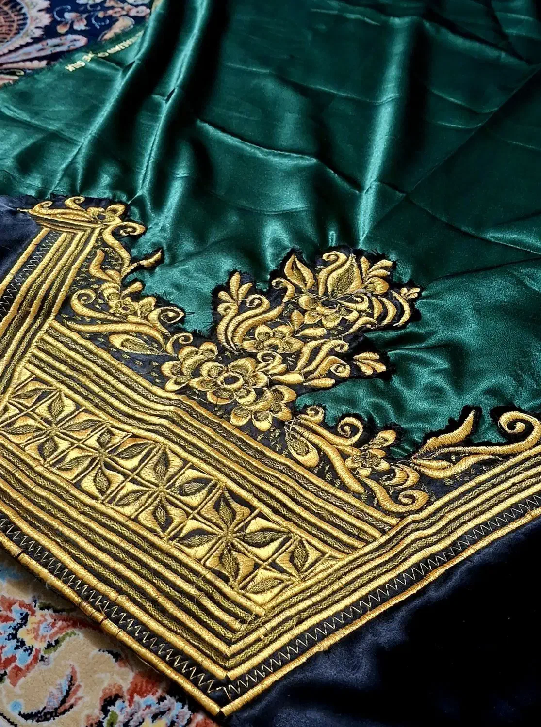 گلدوزی نفیس|لباس|رودان, |دیوار