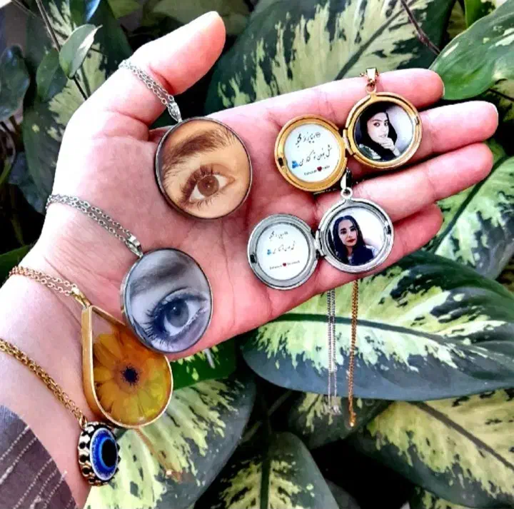 گردنبند رزینی خاص|بدلیجات|نجف‌آباد, باغ ملی|دیوار