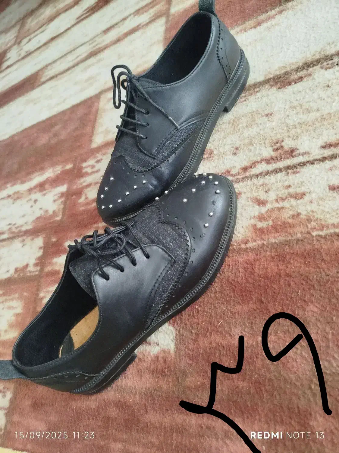 کفش|کیف، کفش، کمربند|خوی, |دیوار