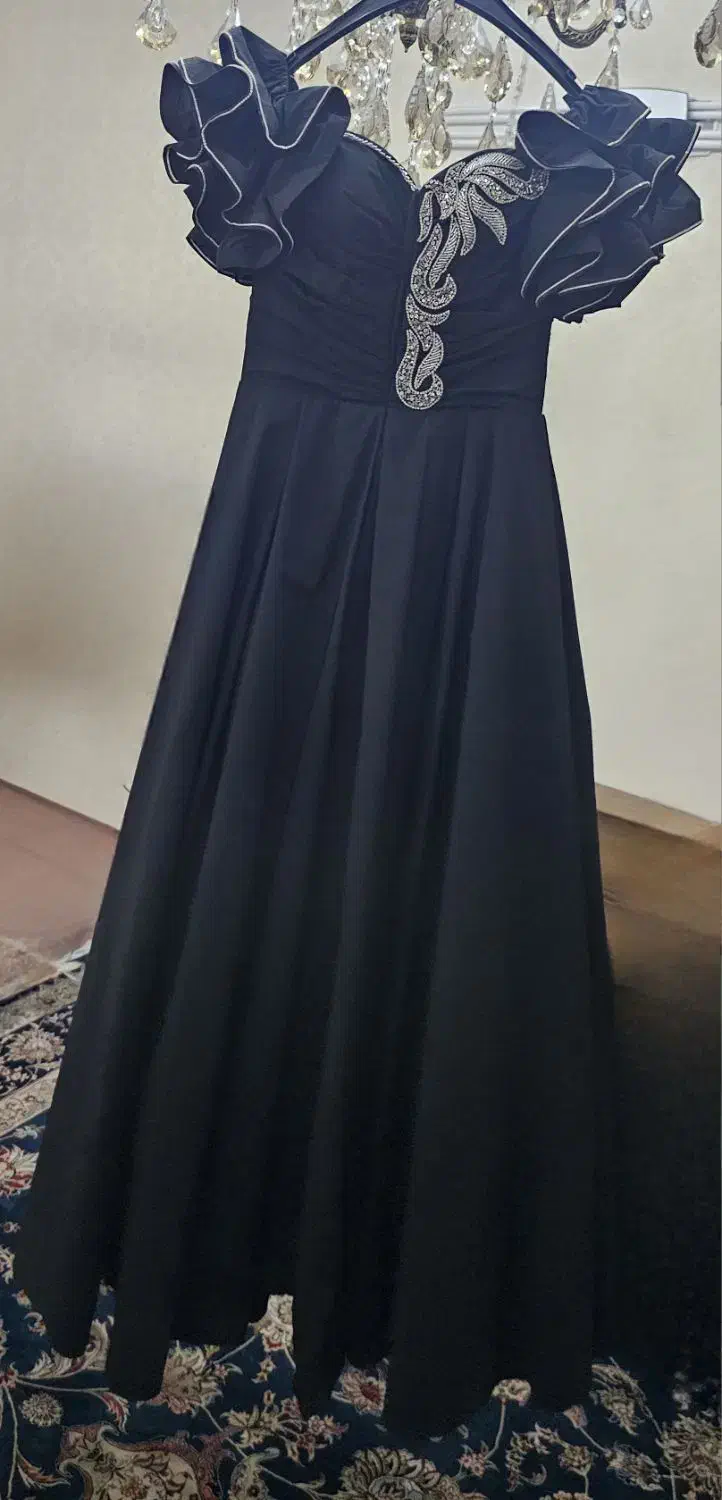 لباس مجلسی|لباس|تهران, قیام|دیوار