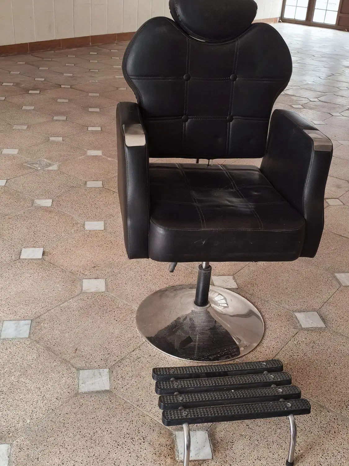 صندلی آرایشگاه همراه زیر پایی|آرایشگاه و سالن‌های زیبایی|همدان, |دیوار