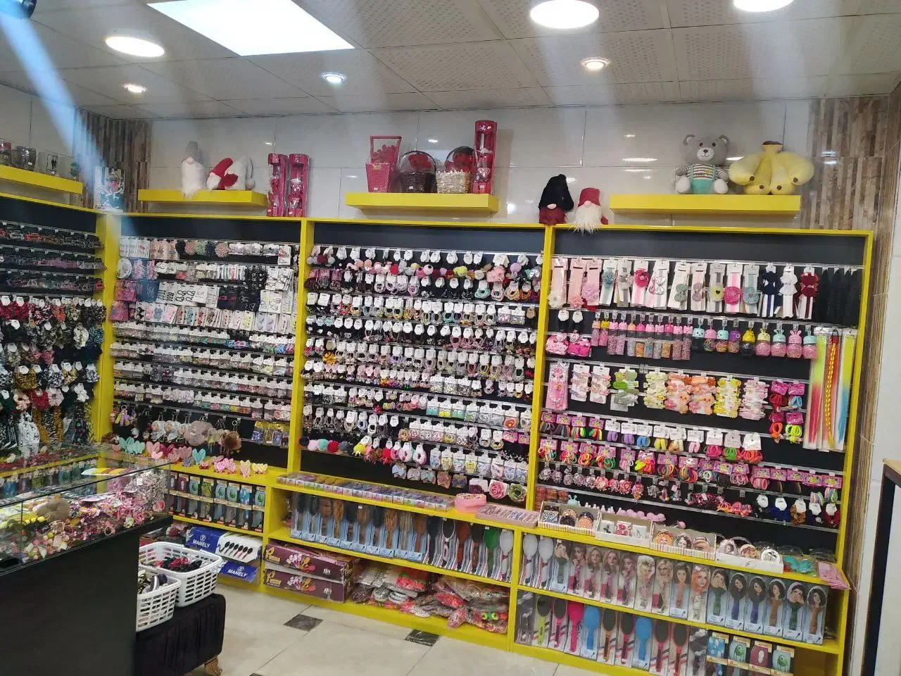 کلیه اجناس و دکور مغازه اکسسوری واگذار می شود|زیورآلات و اکسسوری|دلیجان, |دیوار