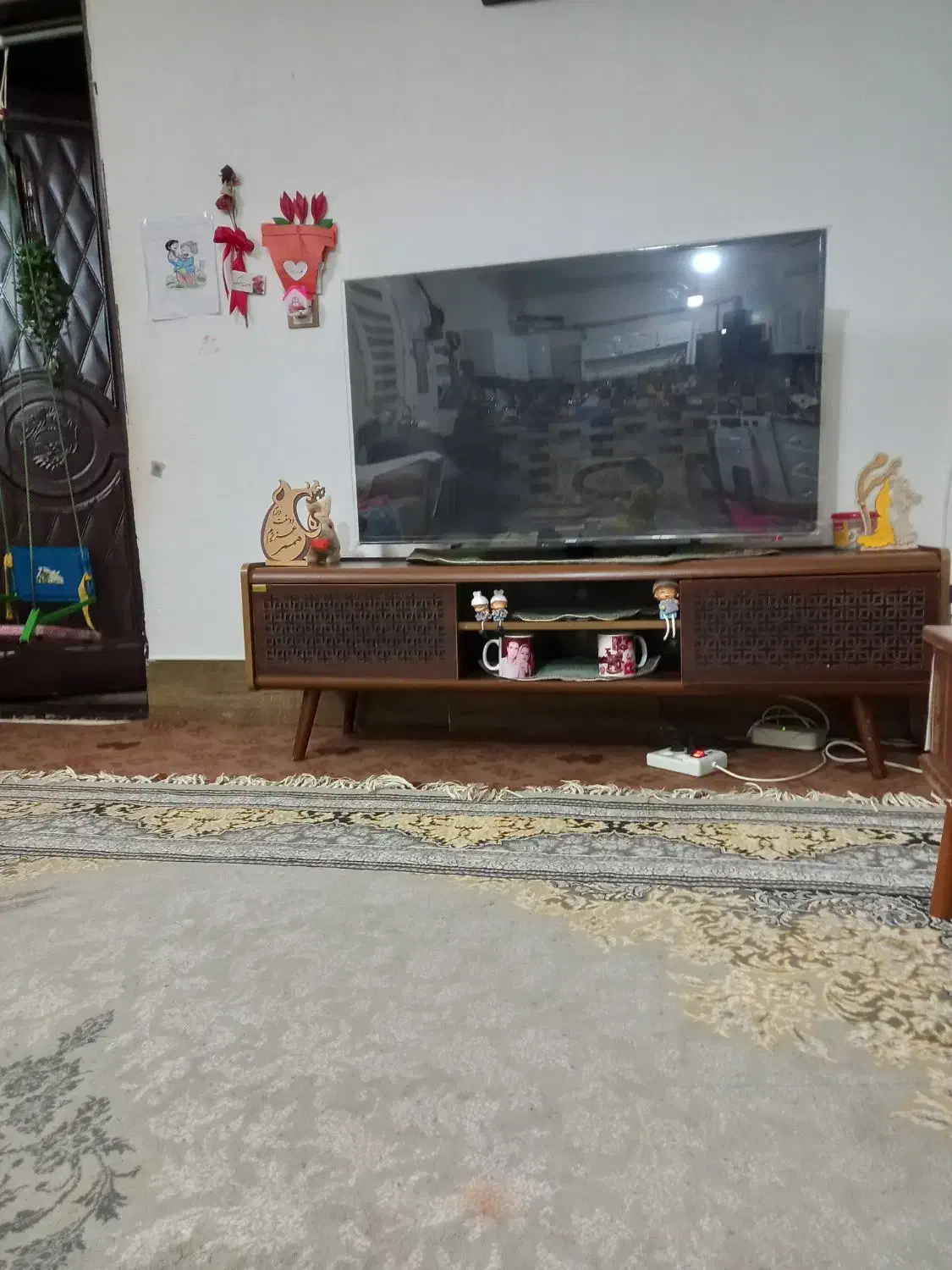 تلوزیون ومیزتلوزیون|تلویزیون و پروژکتور|آشخانه, |دیوار