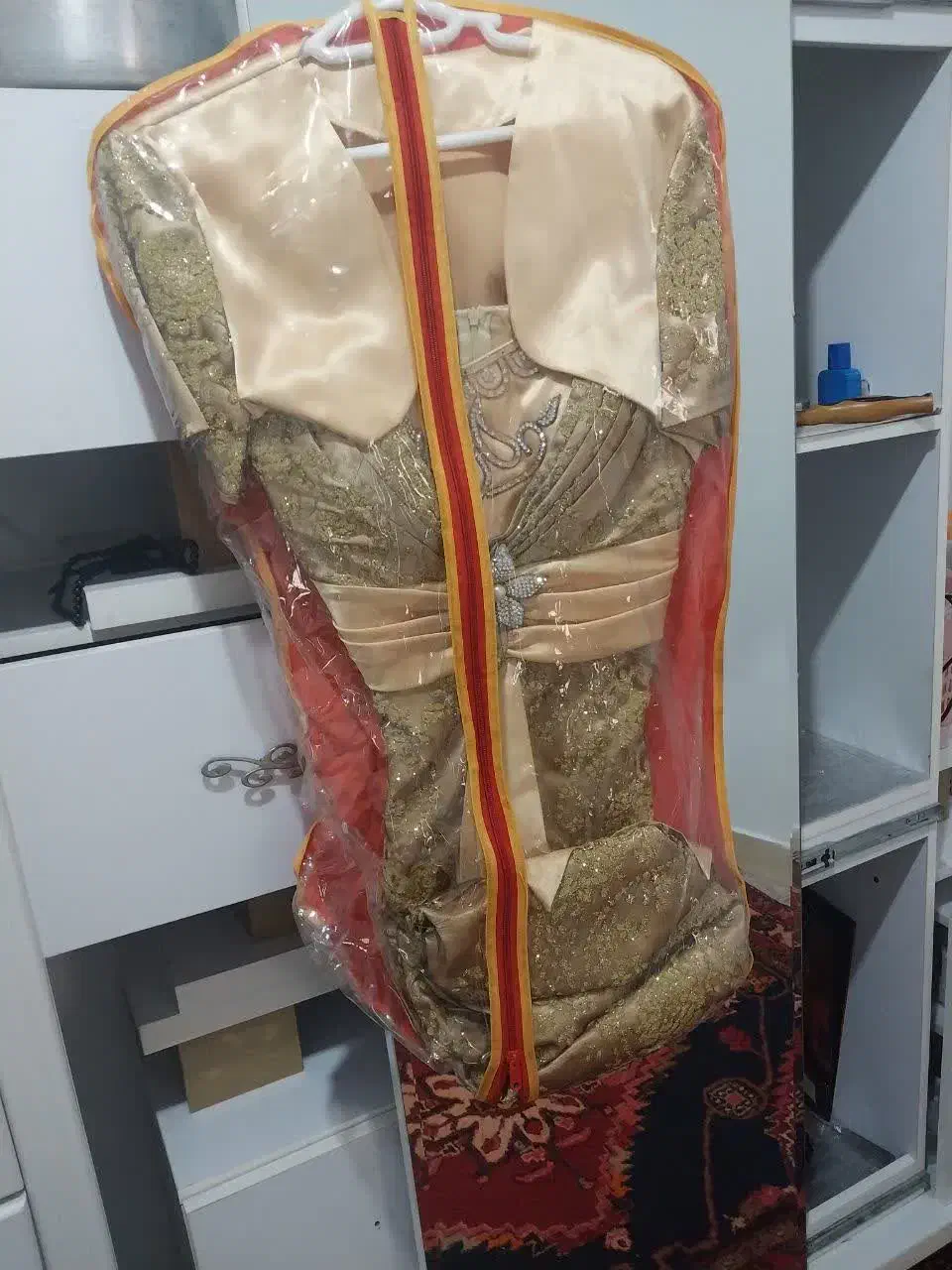 لباس مجلسی زنانه|لباس|فردیس, منظریه|دیوار