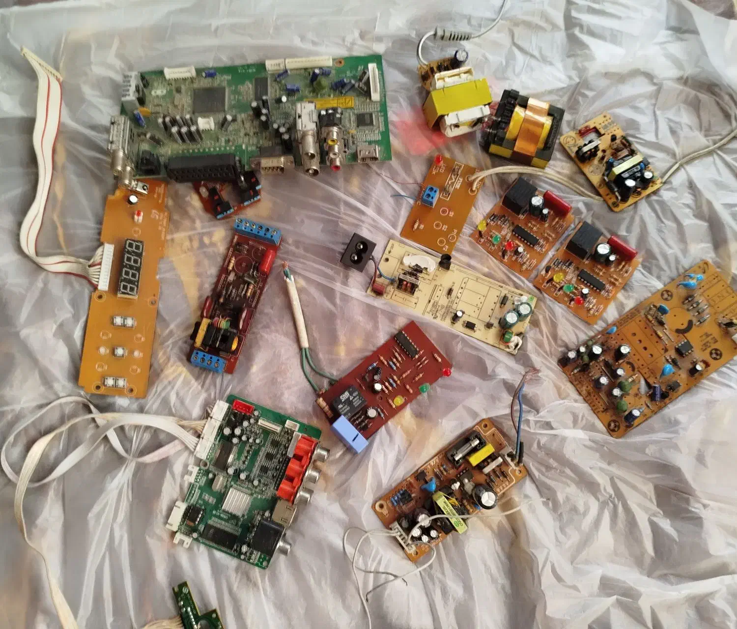 انواع برد تلویزیون بردباطری دوربین مدار بسته|صوتی و تصویری|قم, سراجه (۱۵ خرداد)|دیوار