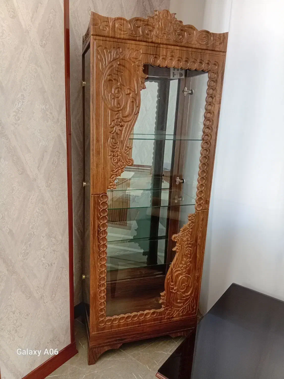 بوفه چوبی|بوفه، ویترین، کنسول|صحنه, |دیوار