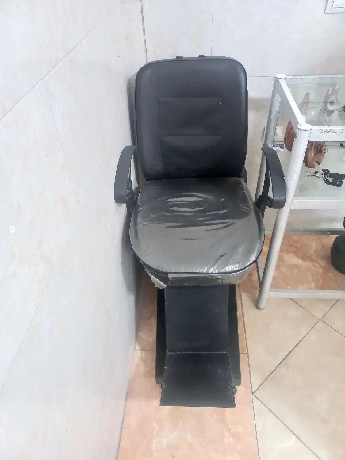 صندلی ارایشگاه. ارایشگری|آرایشگاه و سالنهای زیبایی|شریفآباد, |دیوار