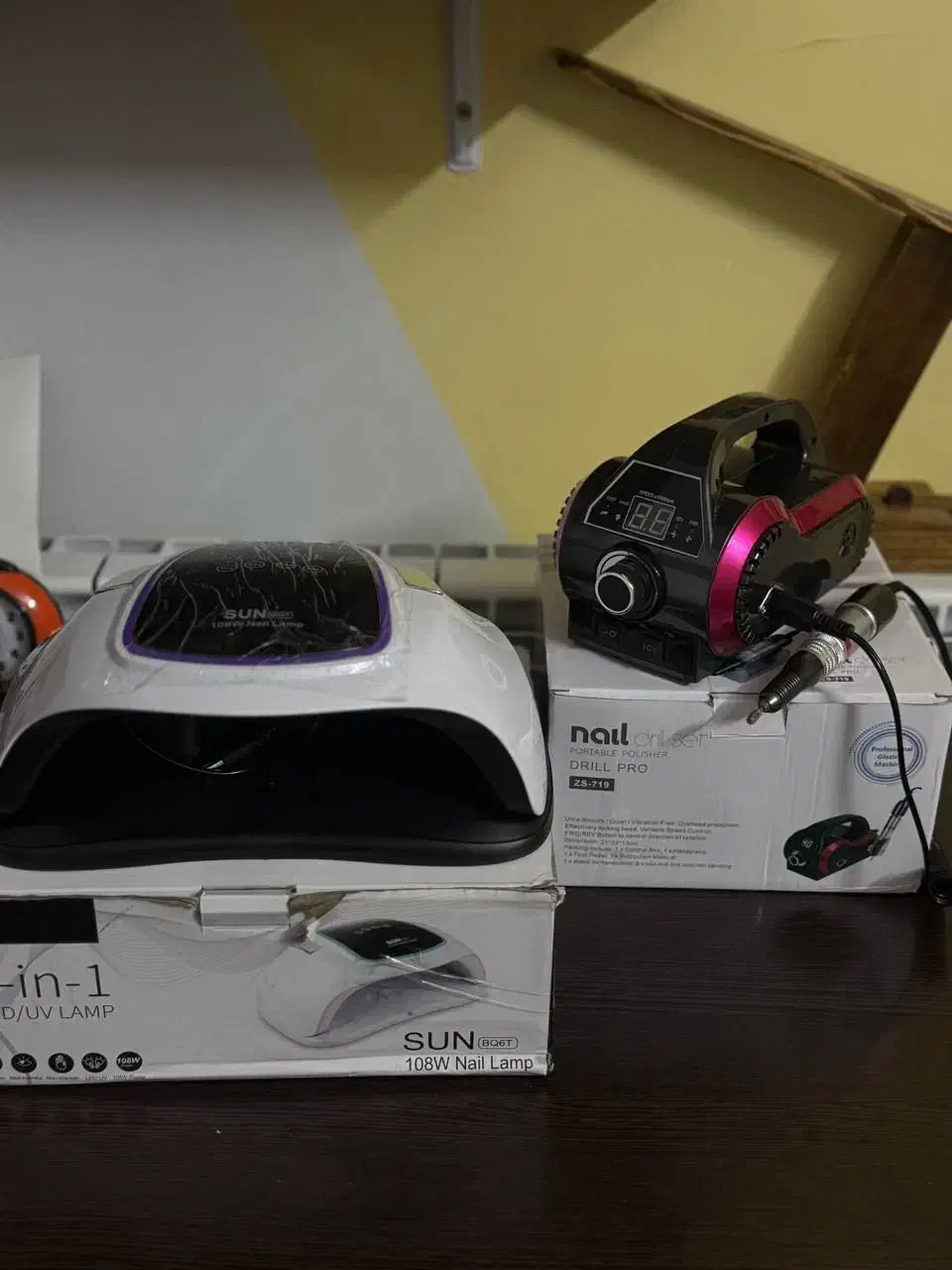 کاشت ناخن|آرایشگاه و سالن‌های زیبایی|نهاوند, |دیوار