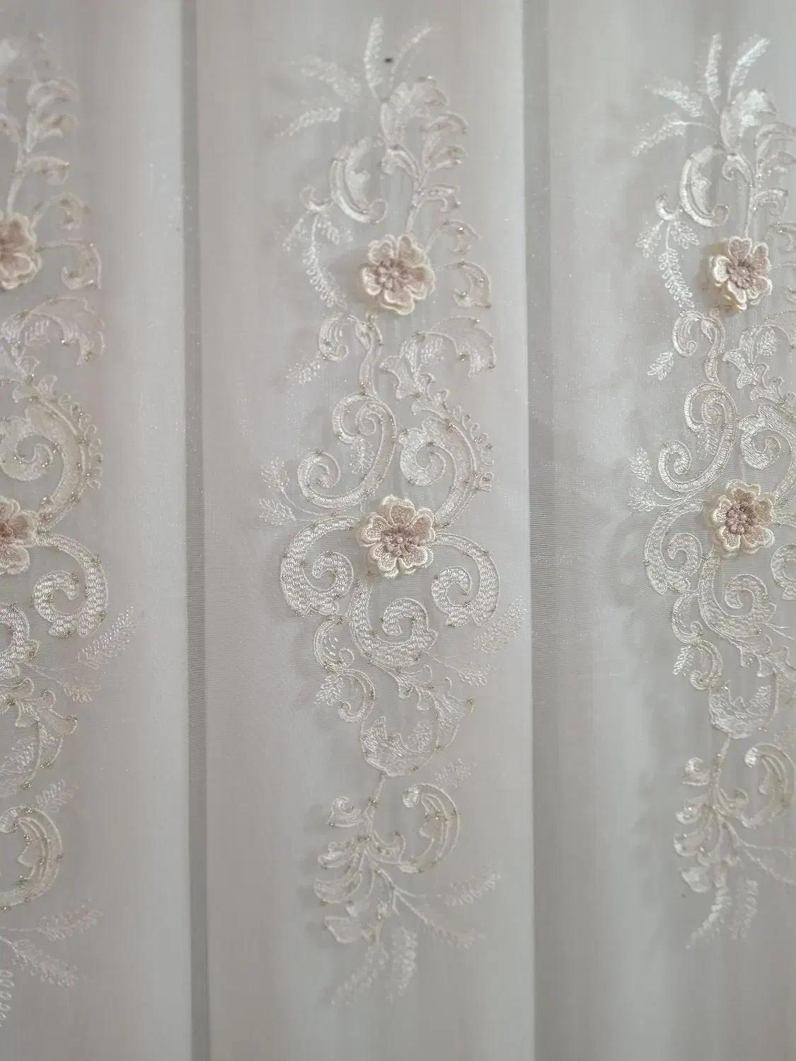 پرده سفید و پشت پنجره ای|پرده، رانر، رومیزی|تربتحیدریه, پائین ولایت|دیوار