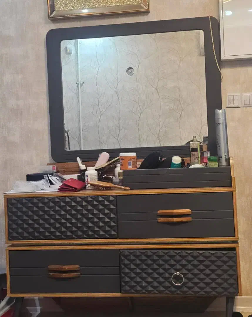 تخت خواب با میز آرایش و تشک در حد نو|تخت و سرویس خواب|رامهرمز, |دیوار