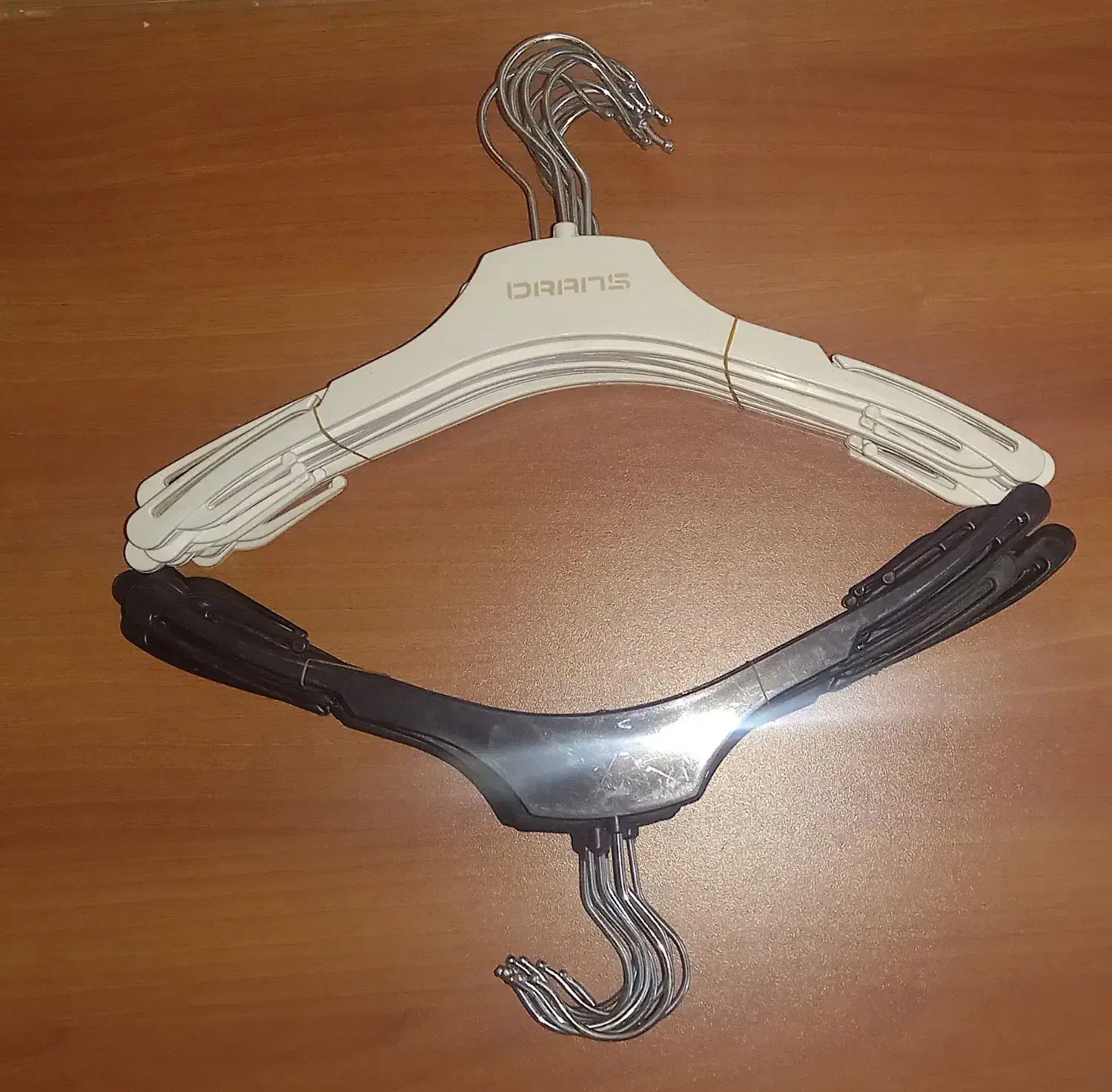 چوب کار و چوب لباسی|بندرخت و رخت‌آویز|کرج, فاز ۳ گوهردشت|دیوار