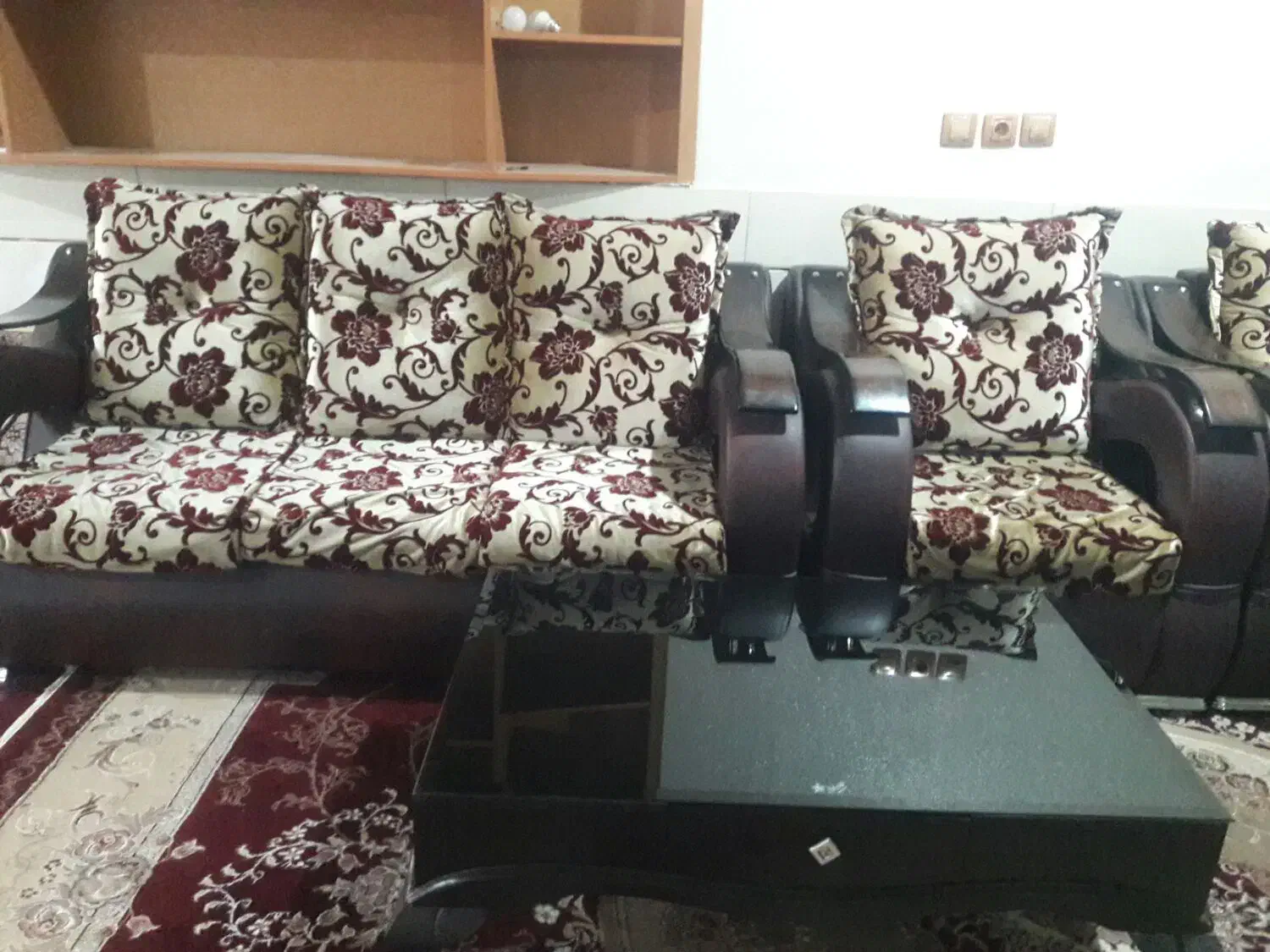 مبل هفت نفره و میز جلو و دو عدد میز عسلی|مبلمان خانگی و میز عسلی|شاهین‌شهر, گزبرخوار|دیوار