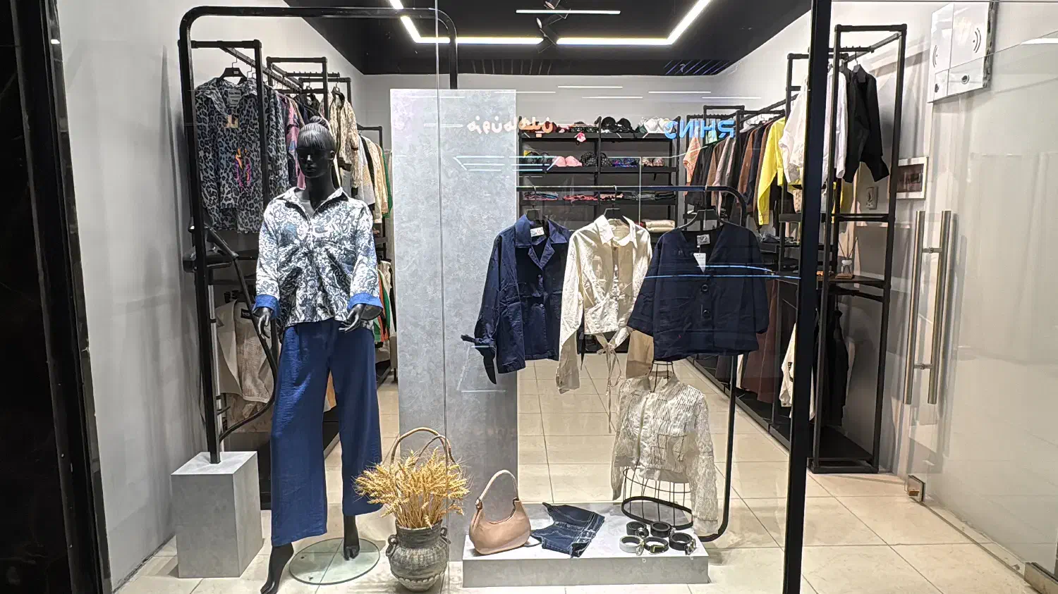 نیازمند فروشنده خانم مجتمع خلیج فارس|استخدام بازاریابی و فروش|یزد, |دیوار