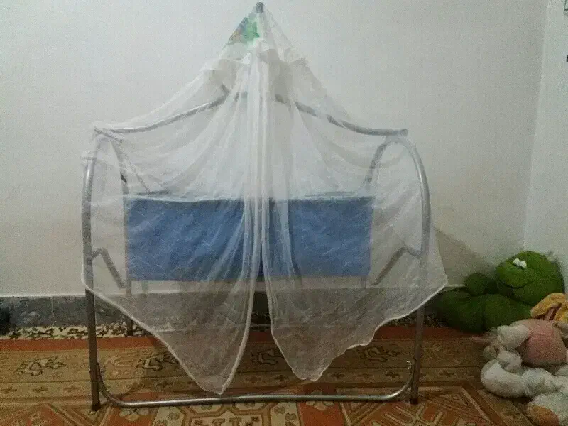 گهواره آهنی سالم تمیز|تخت و صندلی بچه|بیرجند, |دیوار